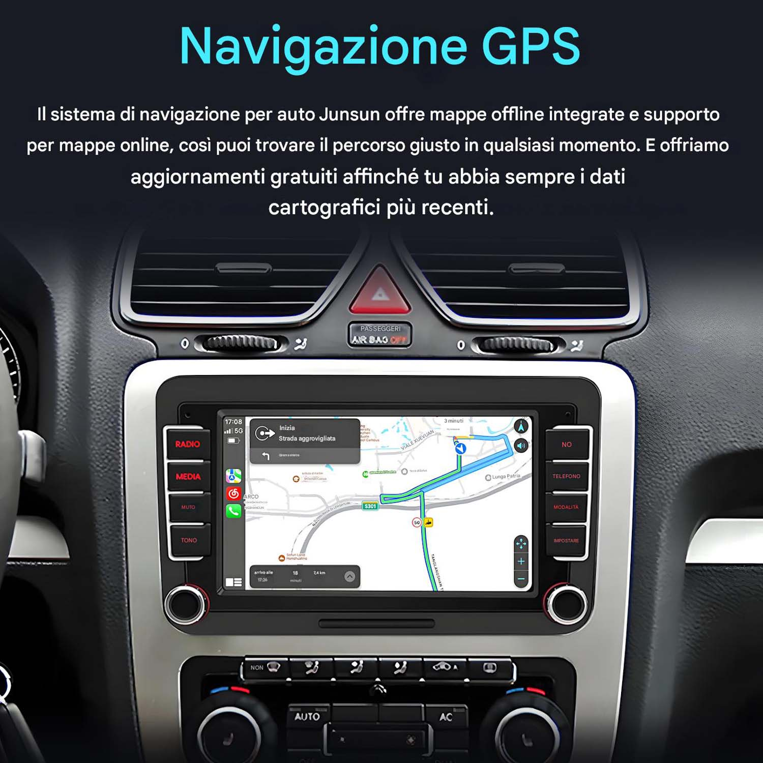 Cruscotto auto con schermo che mostra mappa e istruzioni di navigazione. Testo in italiano.