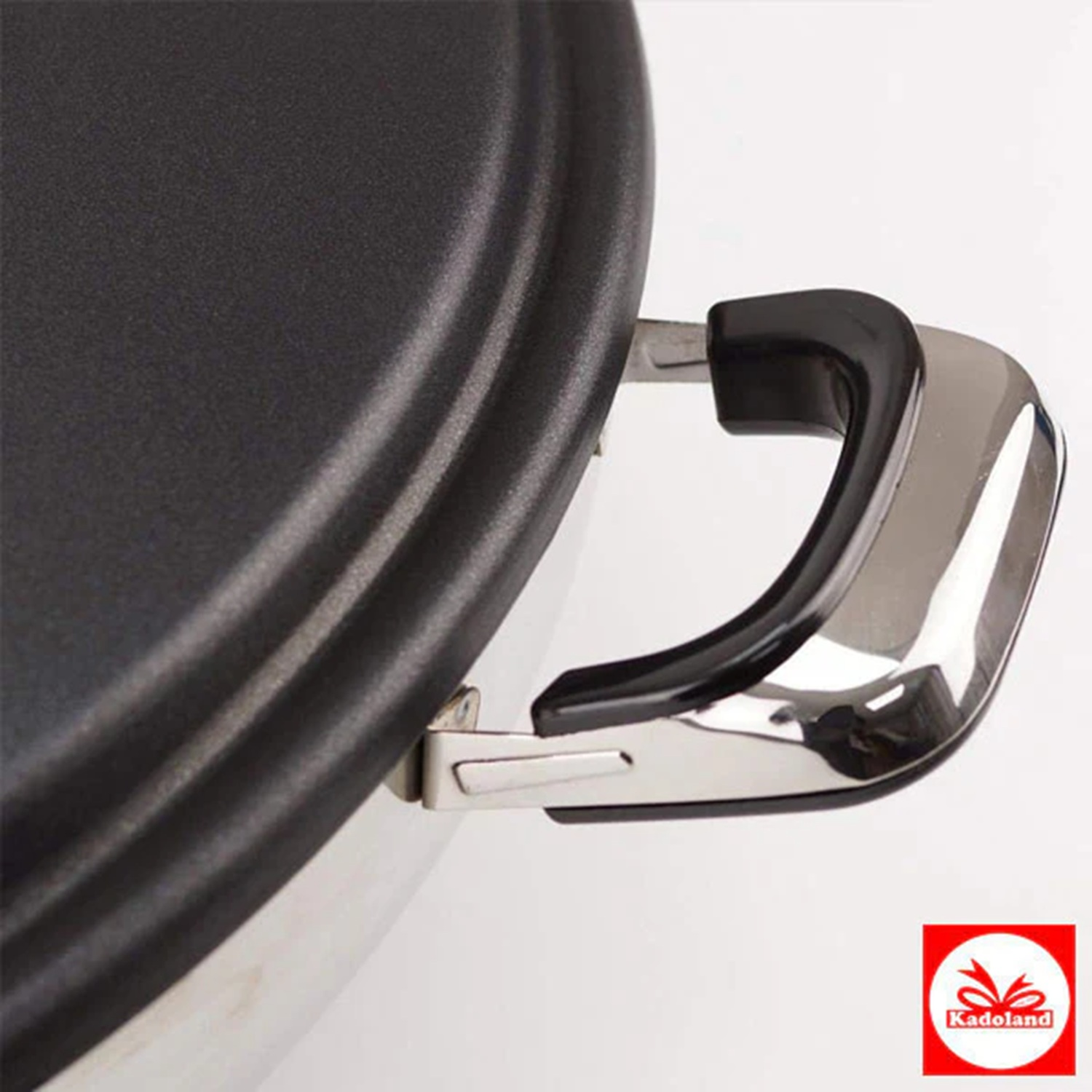 Pot with handle. Black handle with silver accents. KadoLand logo in the corner.