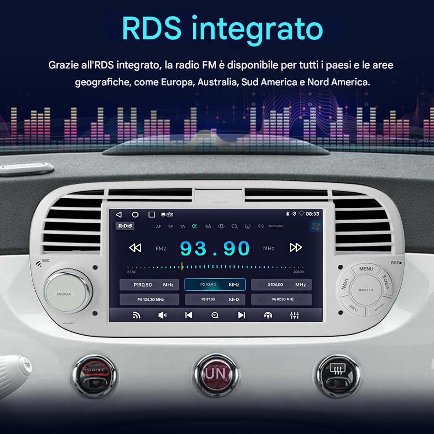 Autoradio con display che mostra la frequenza radio FM e le impostazioni. Ha un'interfaccia italiana.
