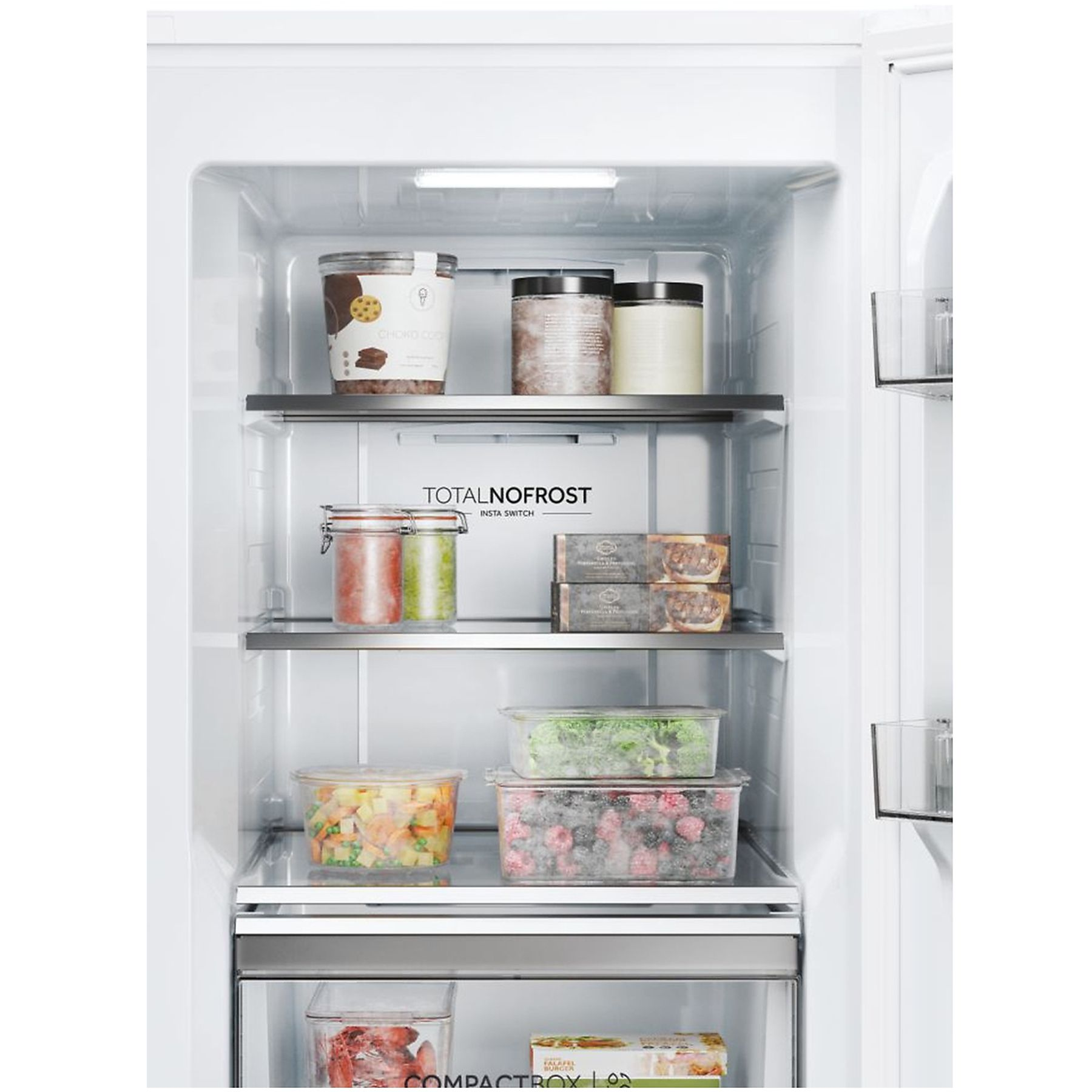 Intérieur d'un réfrigérateur avec des étagères remplies d'aliments, y compris de la glace et des contenants.