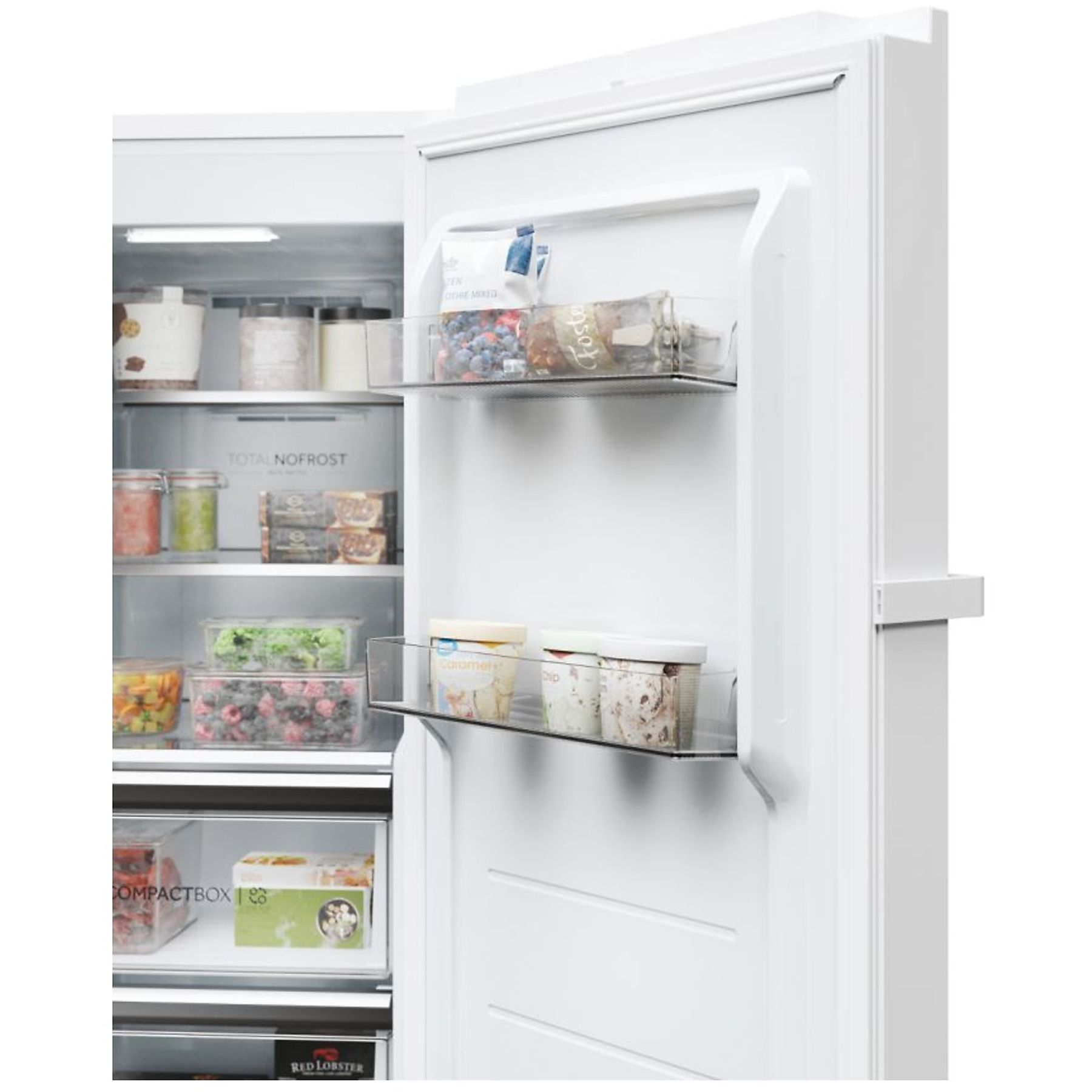 Réfrigérateur ouvert avec aliments. Étagères avec aliments. Porte blanche ouverte.
