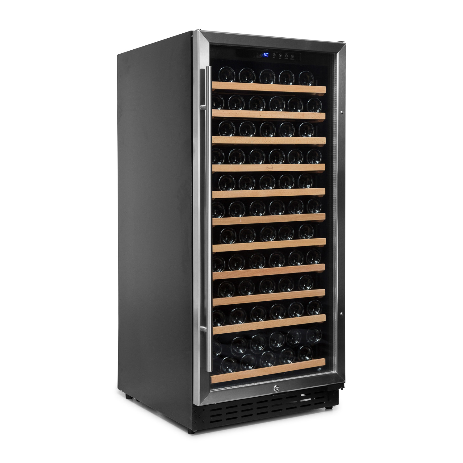 Una vinoteca negra alta con puerta de cristal. Tiene estantes de madera.