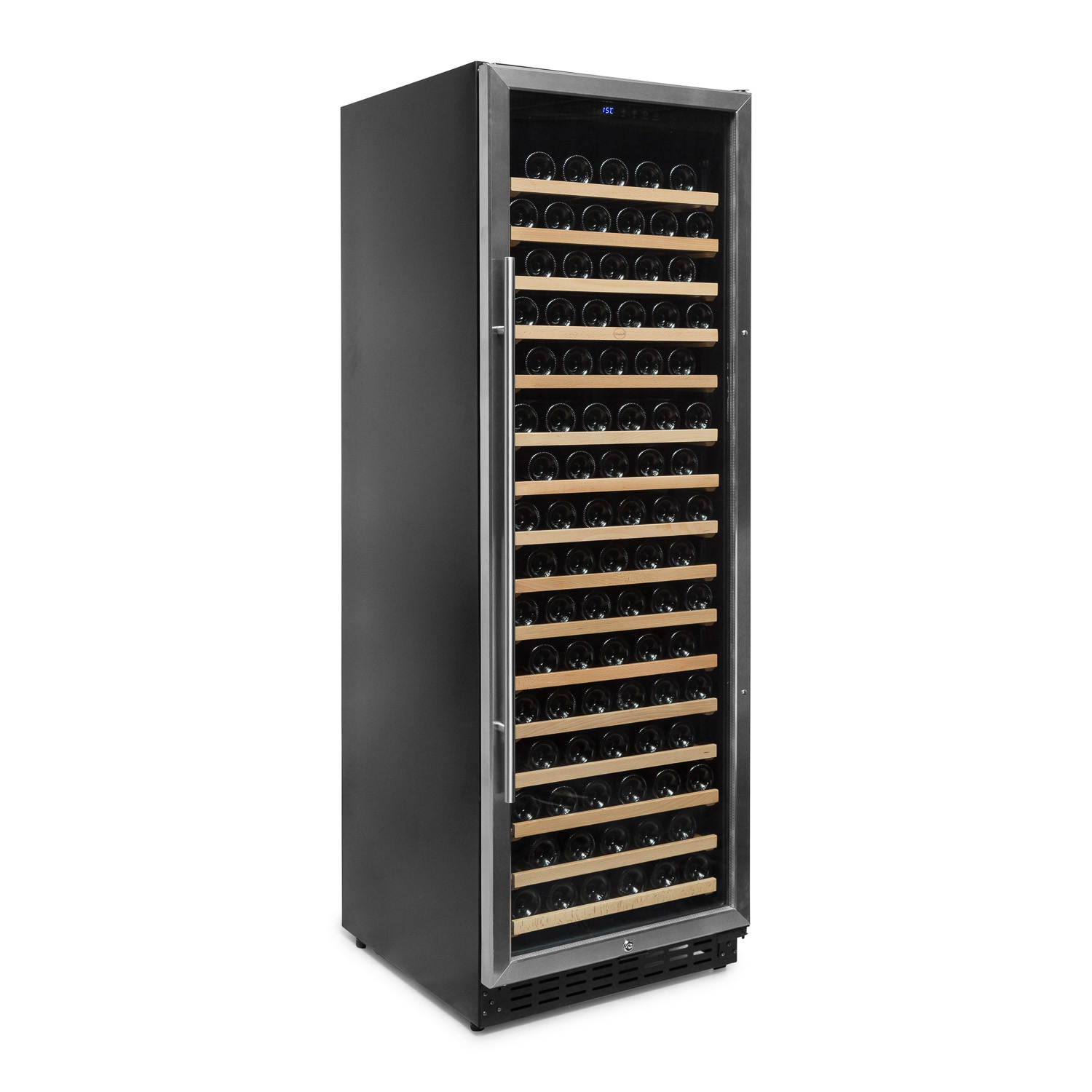 Un refrigerador de vino negro alto con estantes de madera y muchas botellas de vino dentro.