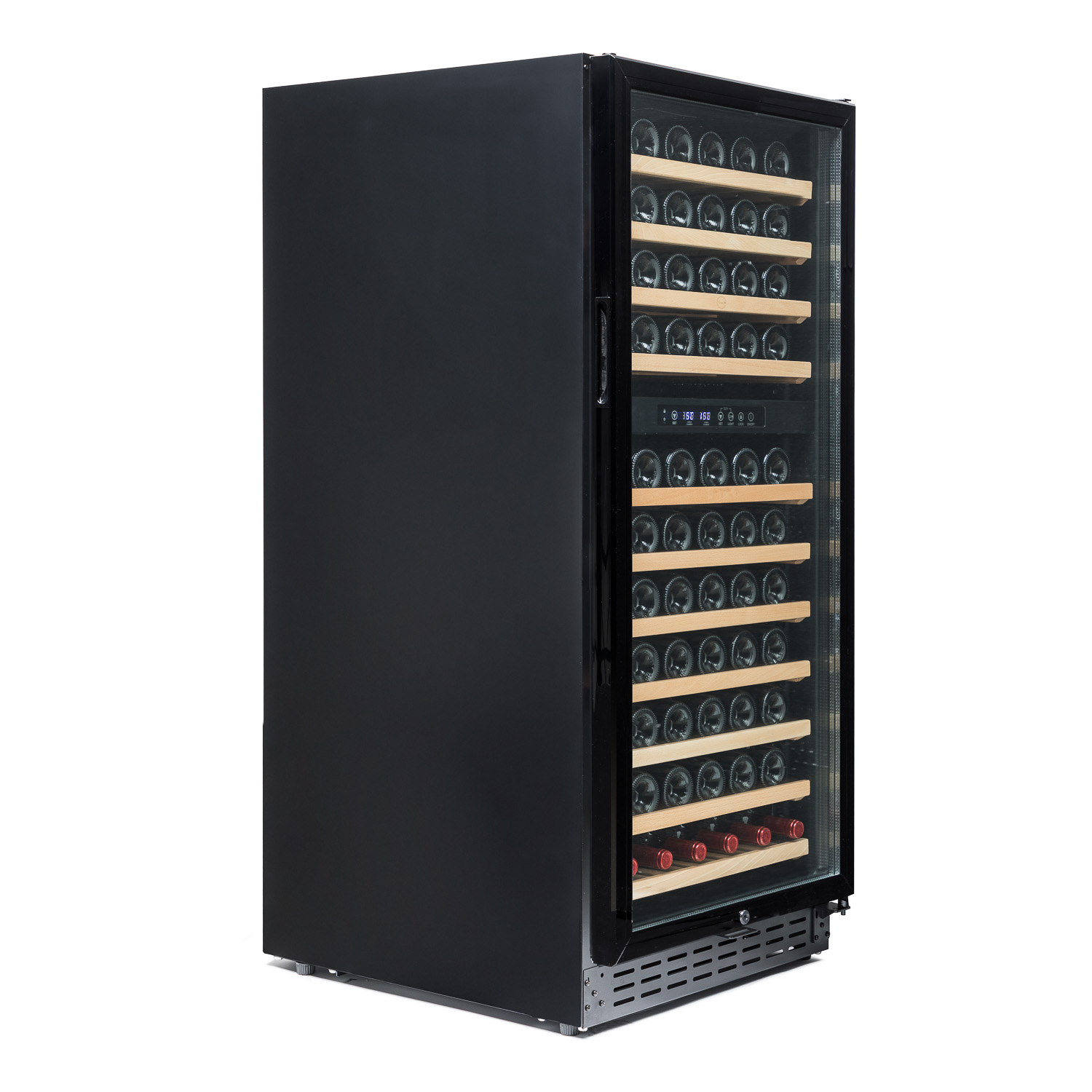 Enfriador de vino negro con puerta de cristal, estantes de madera y muchas botellas de vino.