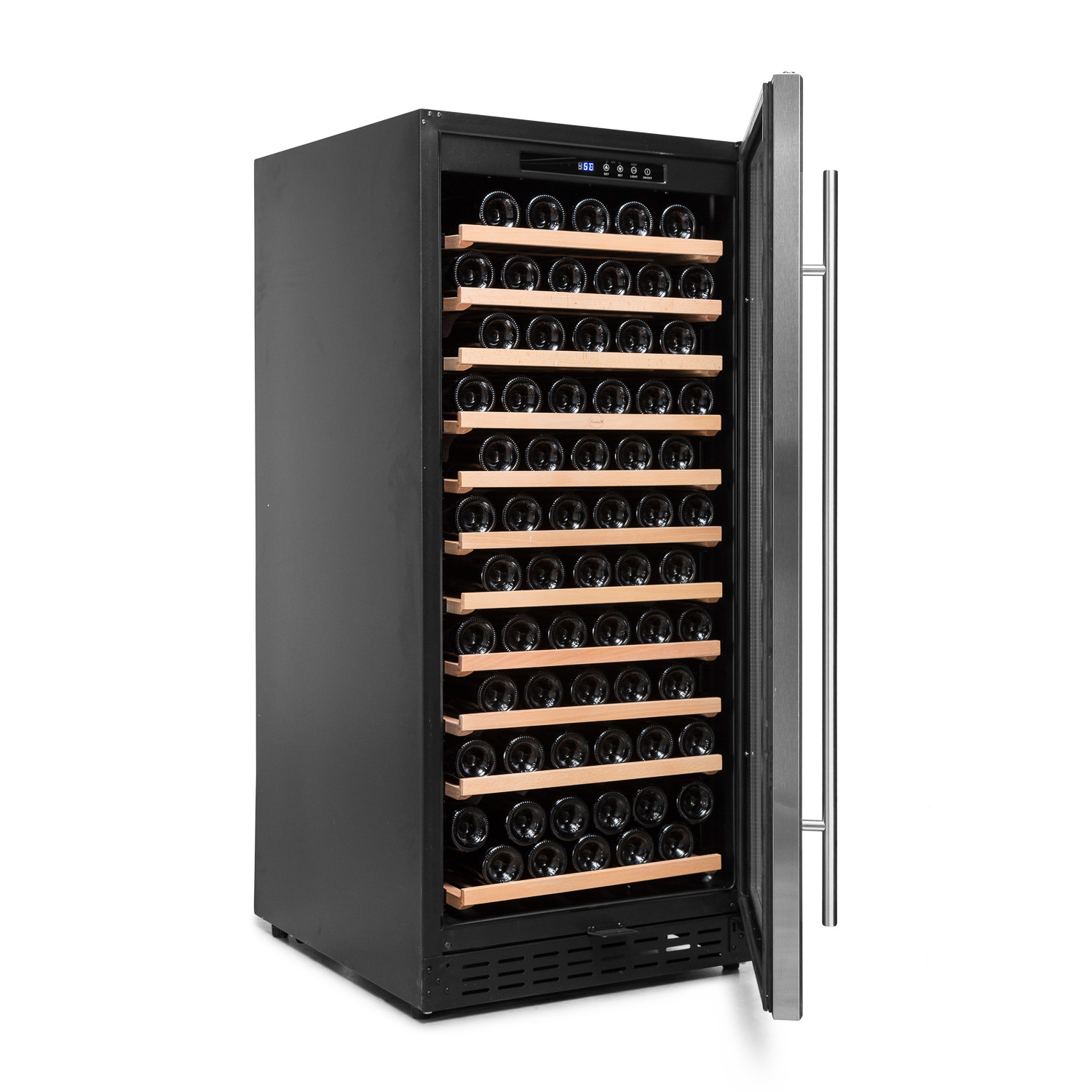 Enfriador de vino negro con estantes de madera, puerta abierta, botellas dentro. Fondo blanco.