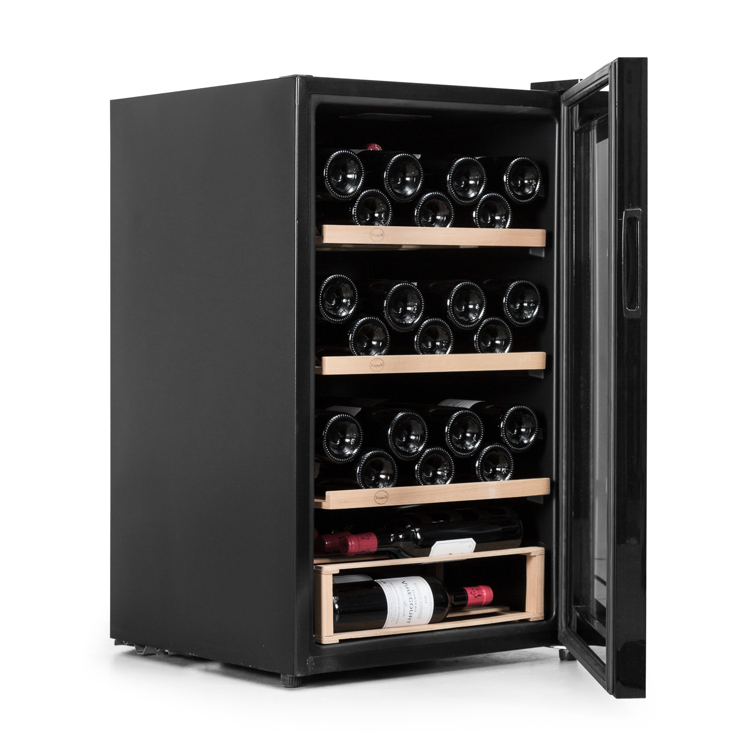 Una vinoteca negra con la puerta abierta, que revela varias botellas de vino en estantes de madera.