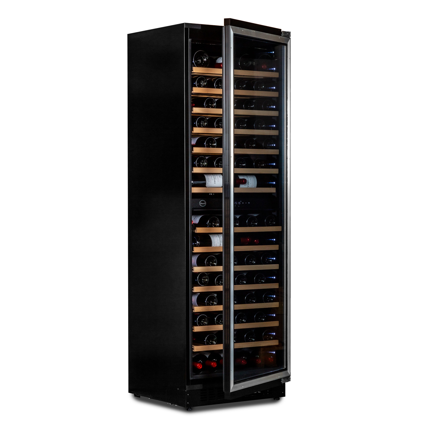Enfriador de vino negro con puerta de vidrio y muchas botellas de vino. Fondo blanco.