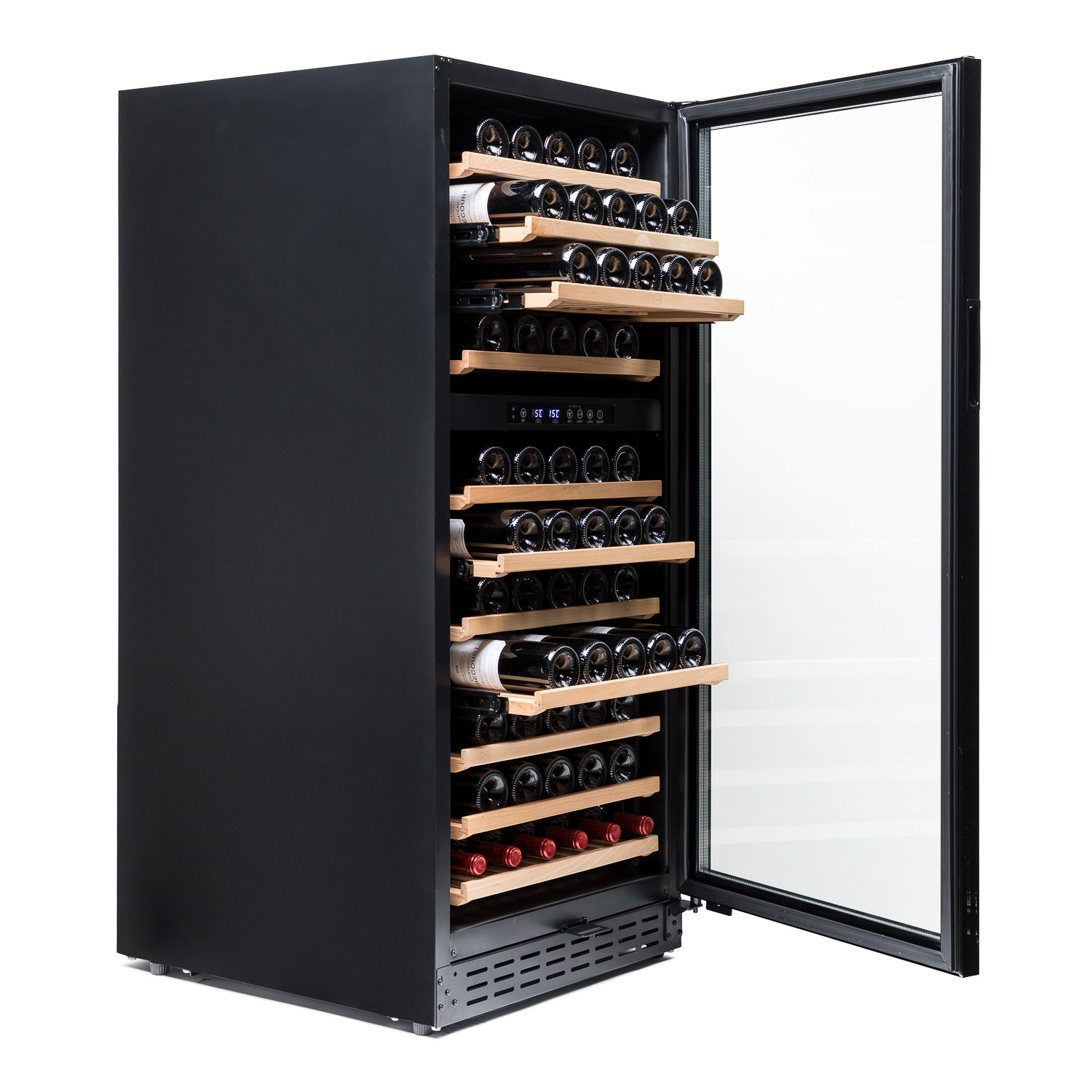 Una vinoteca negra con estantes de madera y botellas, puerta abierta, aislada sobre blanco.
