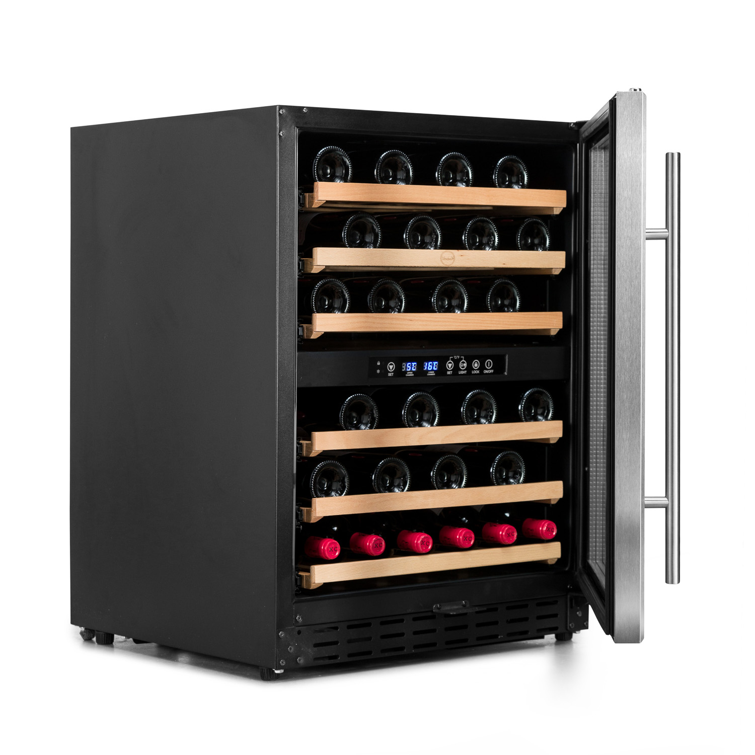 Una vinoteca negra con puerta de vidrio abierta, llena de botellas de vino y estantes de madera.