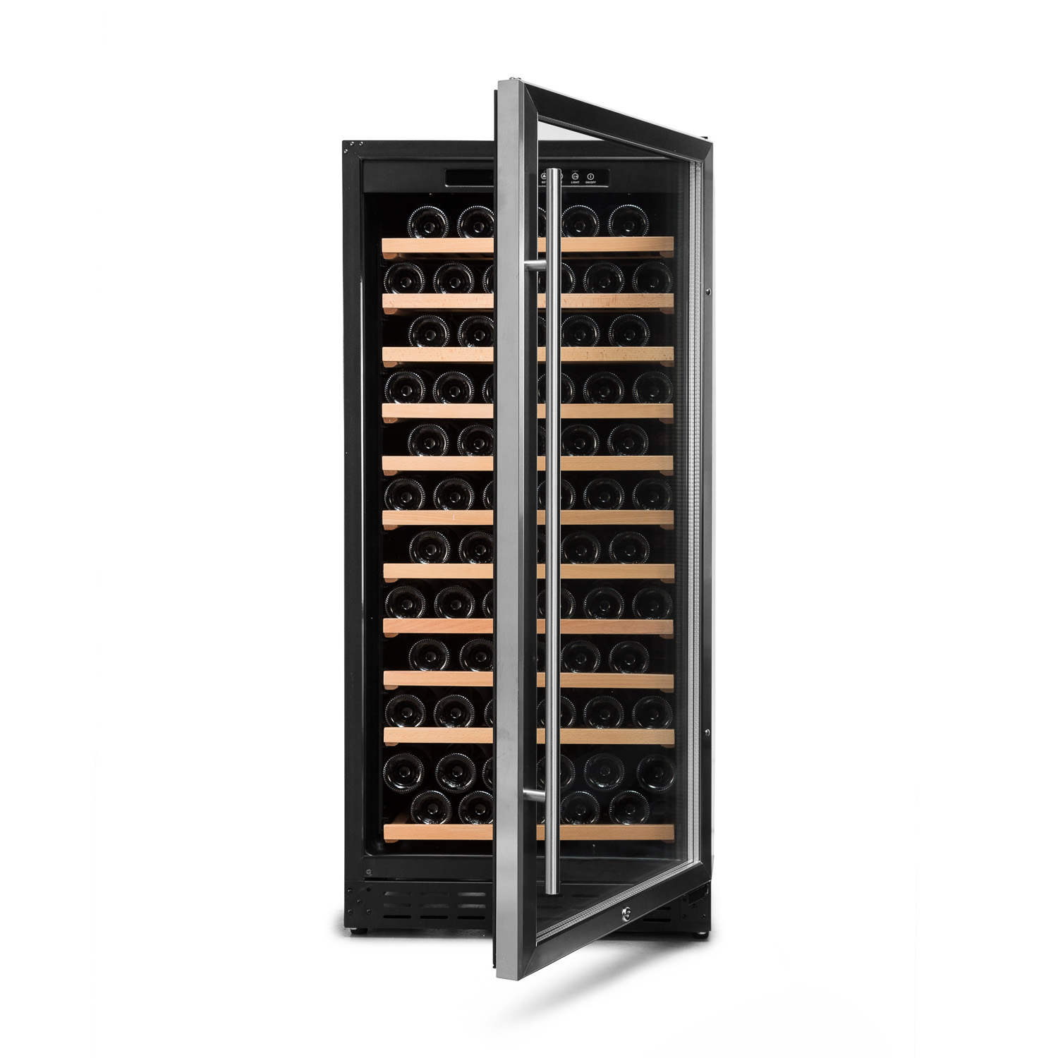 Un refrigerador de vino negro con la puerta abierta, que muestra muchas botellas de vino en estantes de madera.