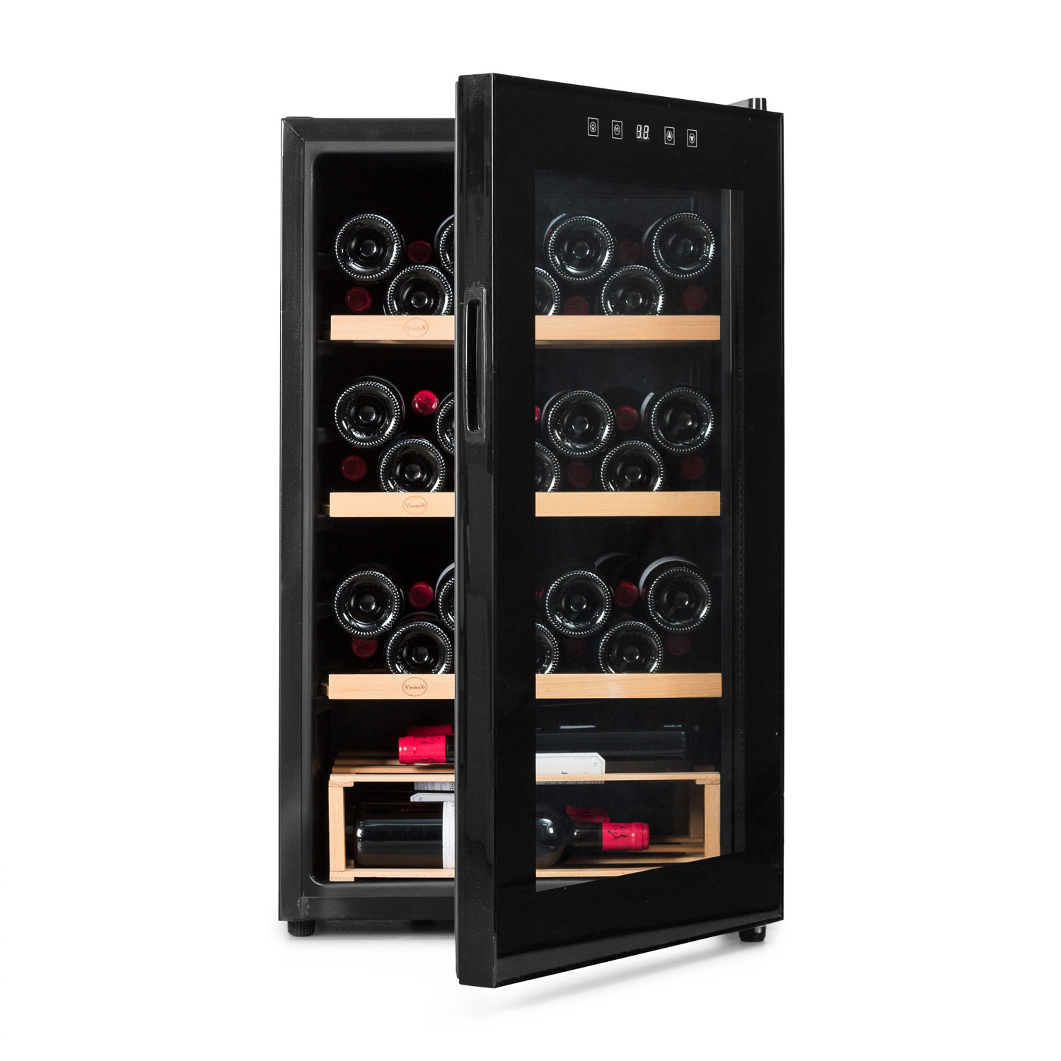 Refrigerador de vino con puerta abierta, mostrando filas de botellas de vino y estantes de madera, exterior negro.