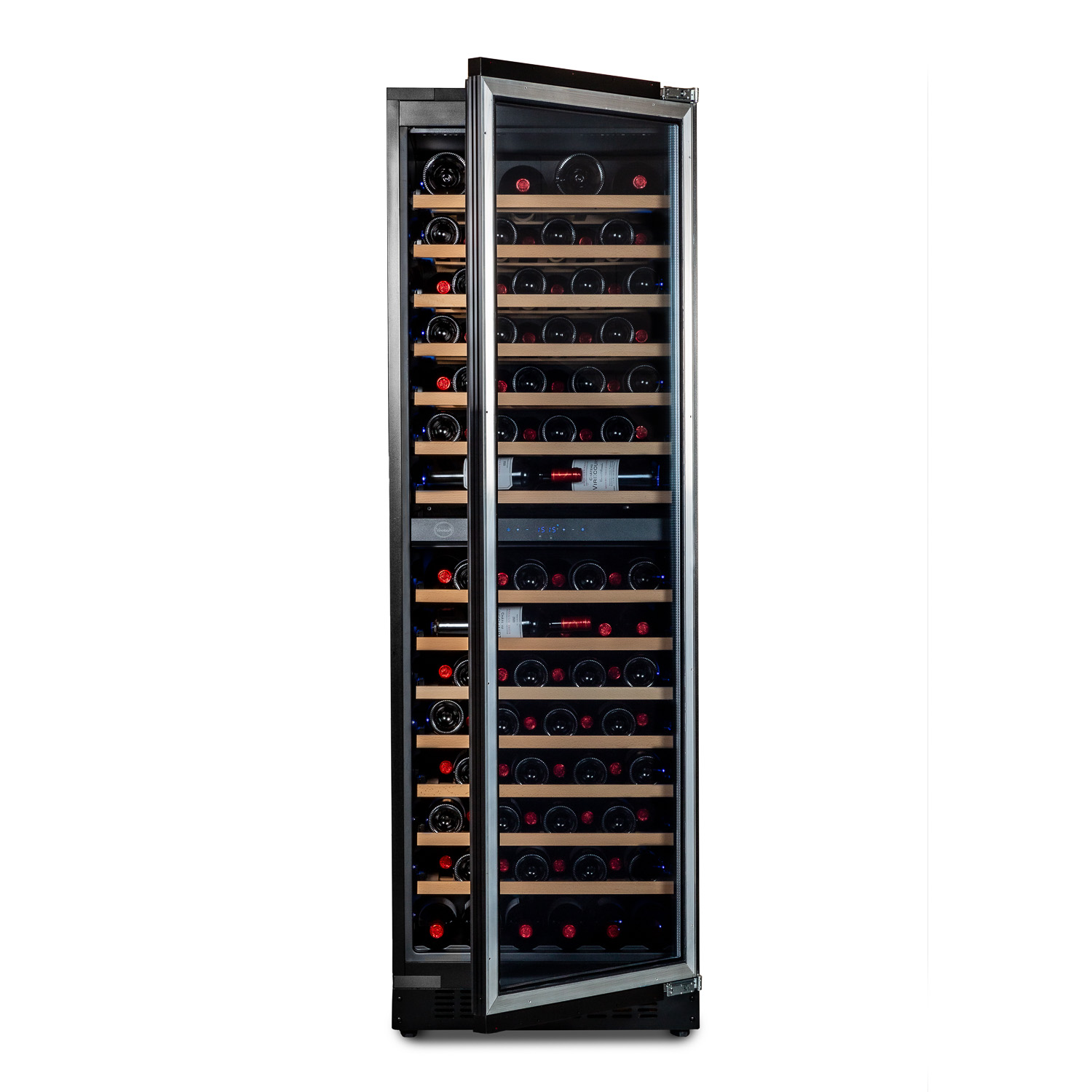 Una vinoteca alta con estantes de madera llenos de botellas de vino. La puerta está abierta.