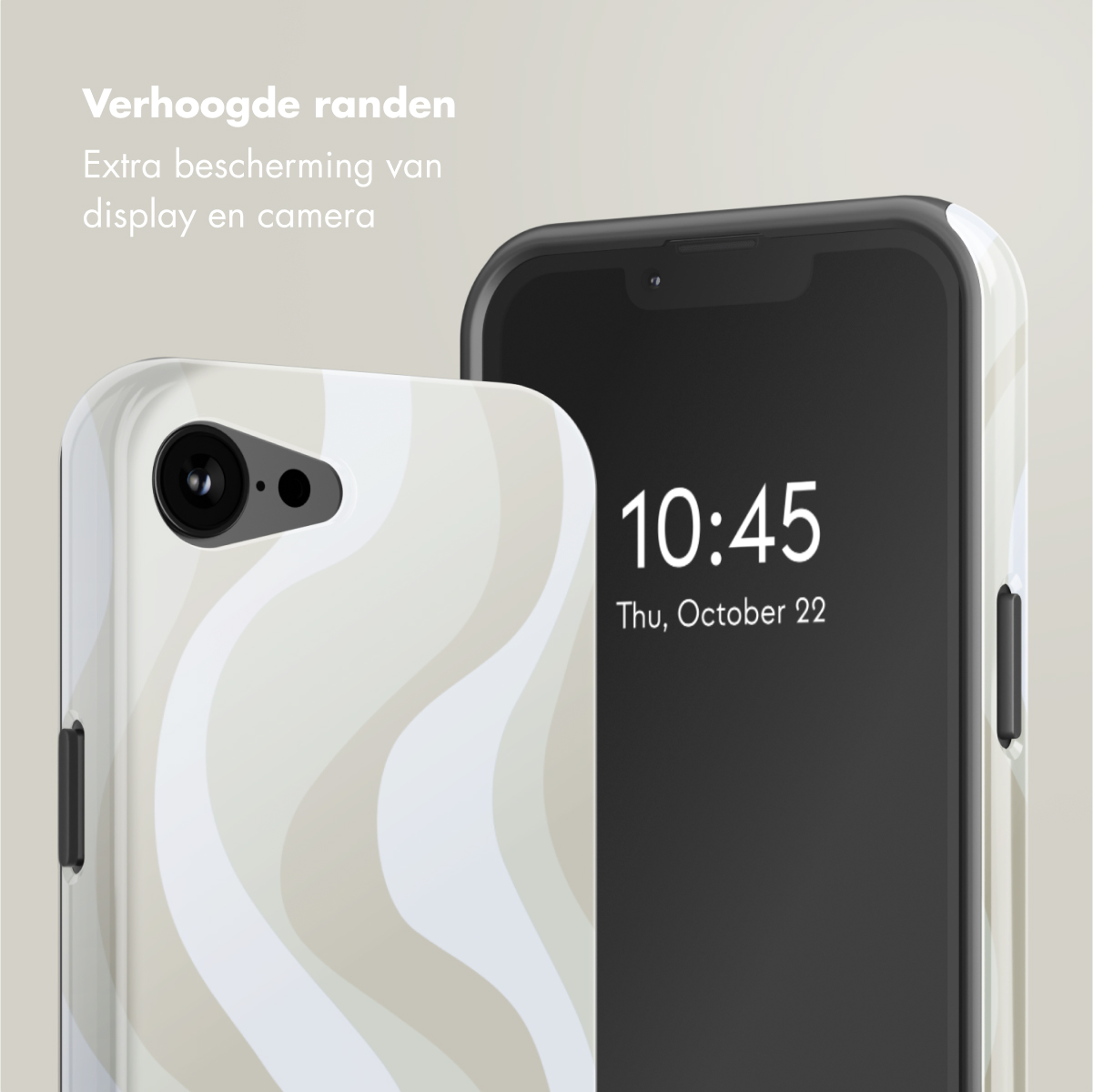 Un telefono con una custodia, che mostra l'ora e la data. La custodia ha un design a onda.