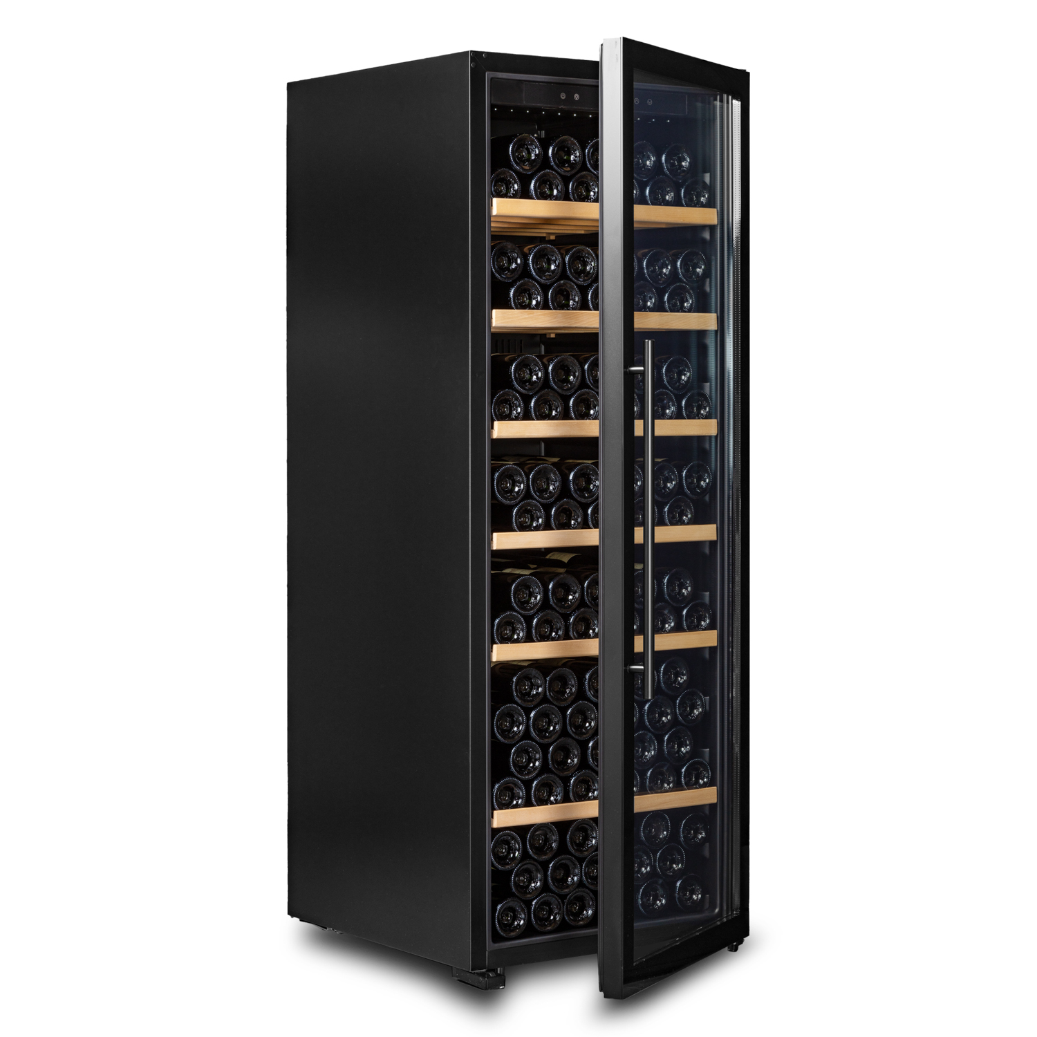 Refrigerador de vino negro alto con la puerta abierta, lleno de botellas de vino en estantes de madera.