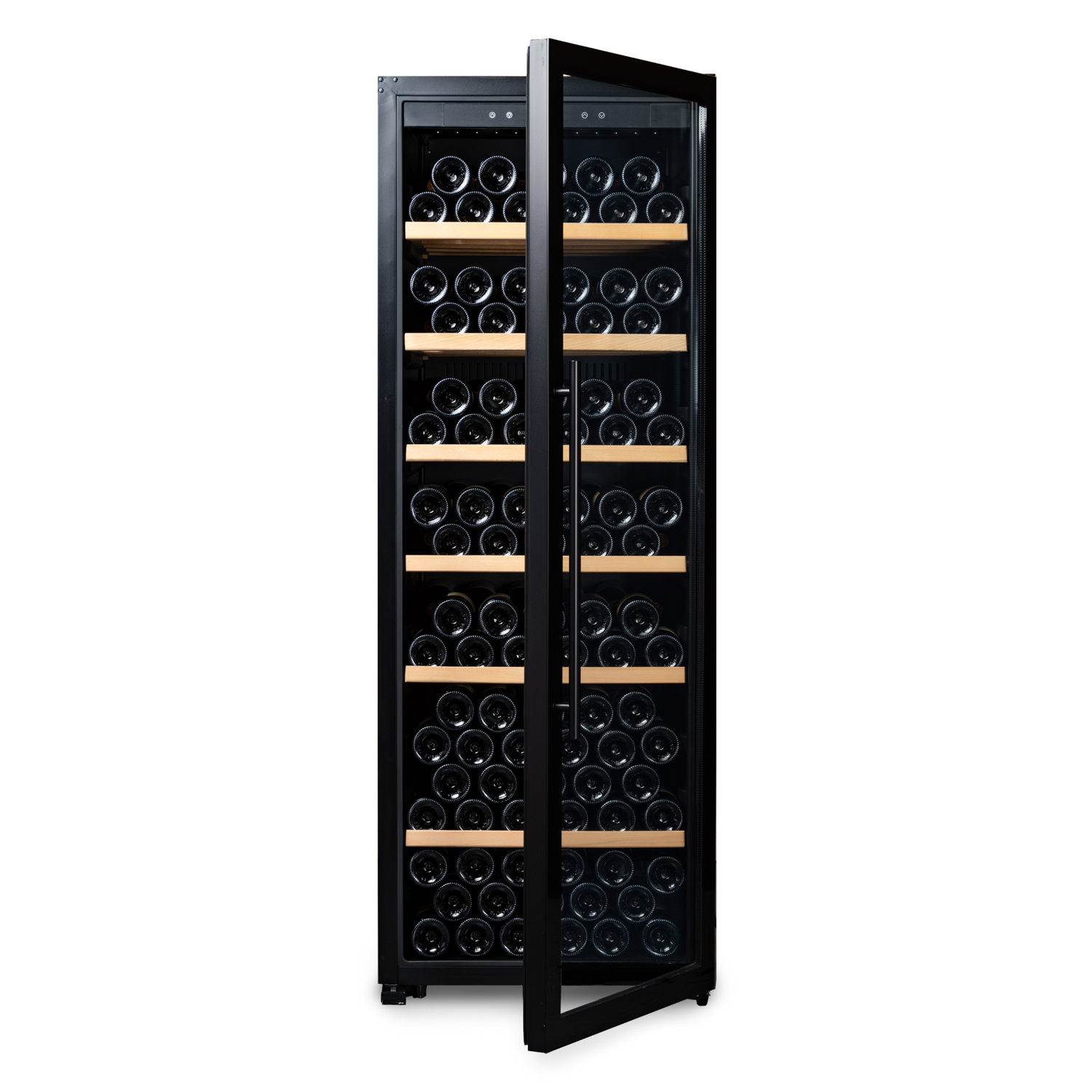 Enfriador de vino alto con puerta de cristal abierta. Botellas de vino en estantes de madera. Exterior negro y plata.