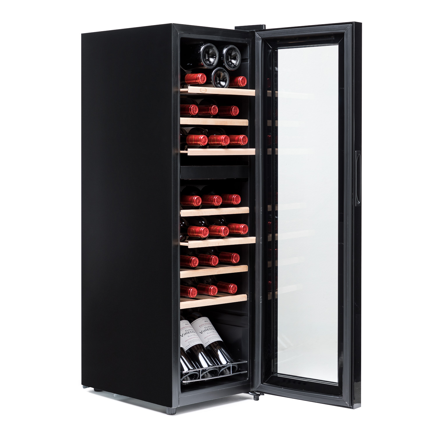 Una nevera de vino negra con la puerta abierta, mostrando botellas de vino tinto.