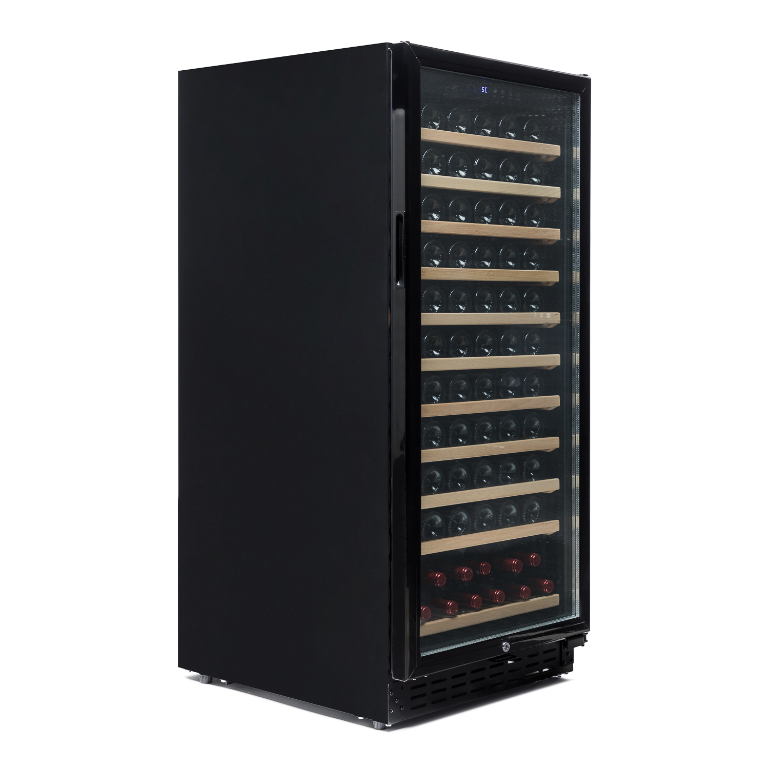 Enfriador de vino negro con puerta de cristal y estantes de madera con botellas.