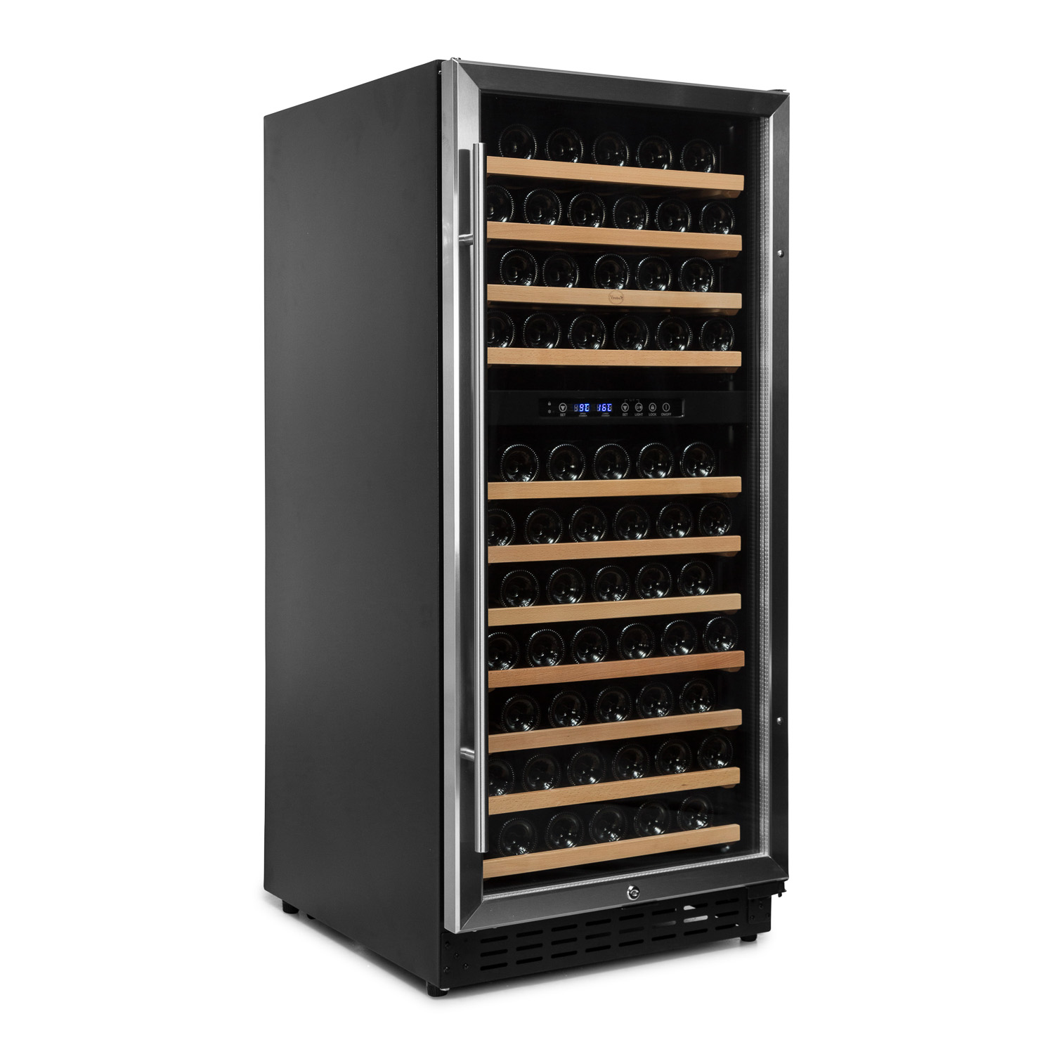 Una nevera para vinos negra con puerta de vidrio y estantes de madera, llena de botellas de vino.