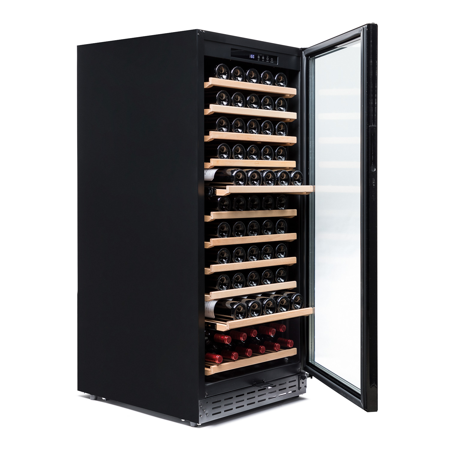 Enfriador de vino negro con puerta de vidrio abierta, lleno de botellas de vino.