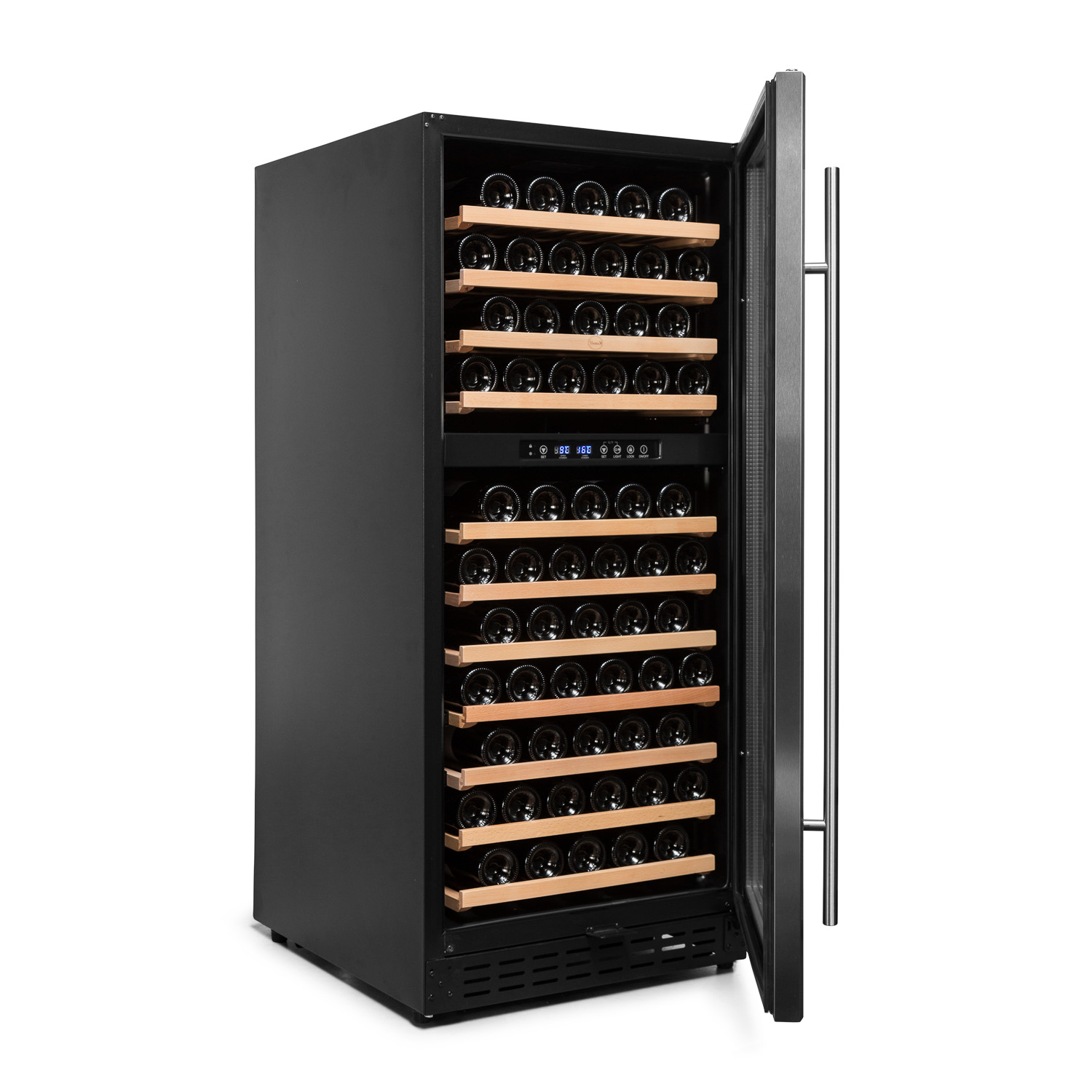 Un refrigerador de vino negro con la puerta abierta, mostrando múltiples filas de botellas de vino en estantes de madera.