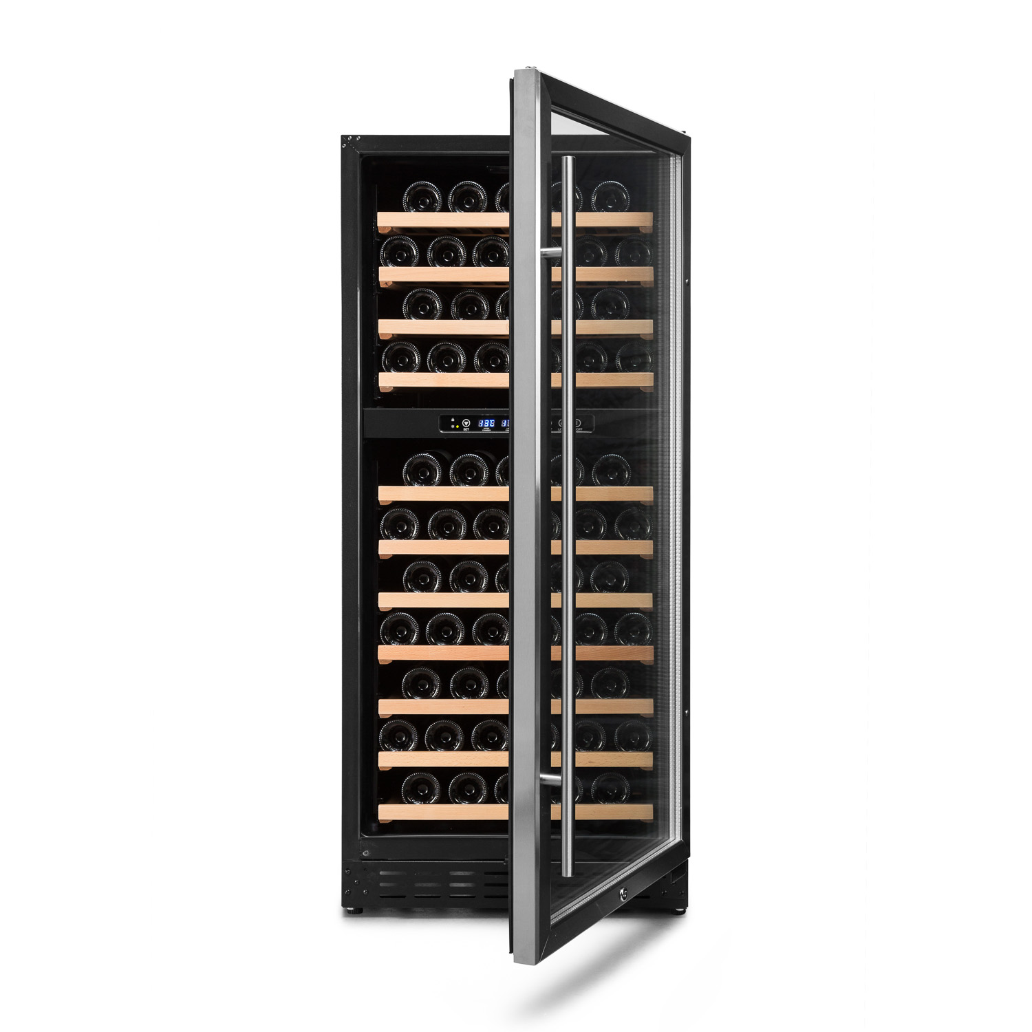 Enfriador de vino con la puerta abierta. Estantes interiores con botellas. Manija de acero inoxidable.