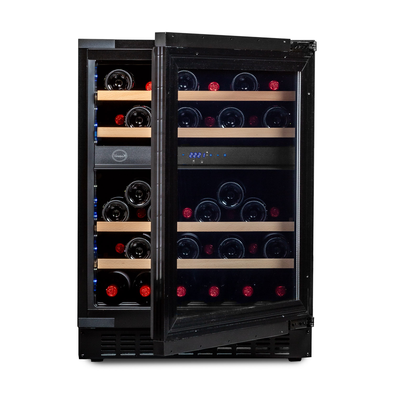 Enfriador de vino negro, puertas abiertas, botellas de vino dentro, sobre fondo blanco.