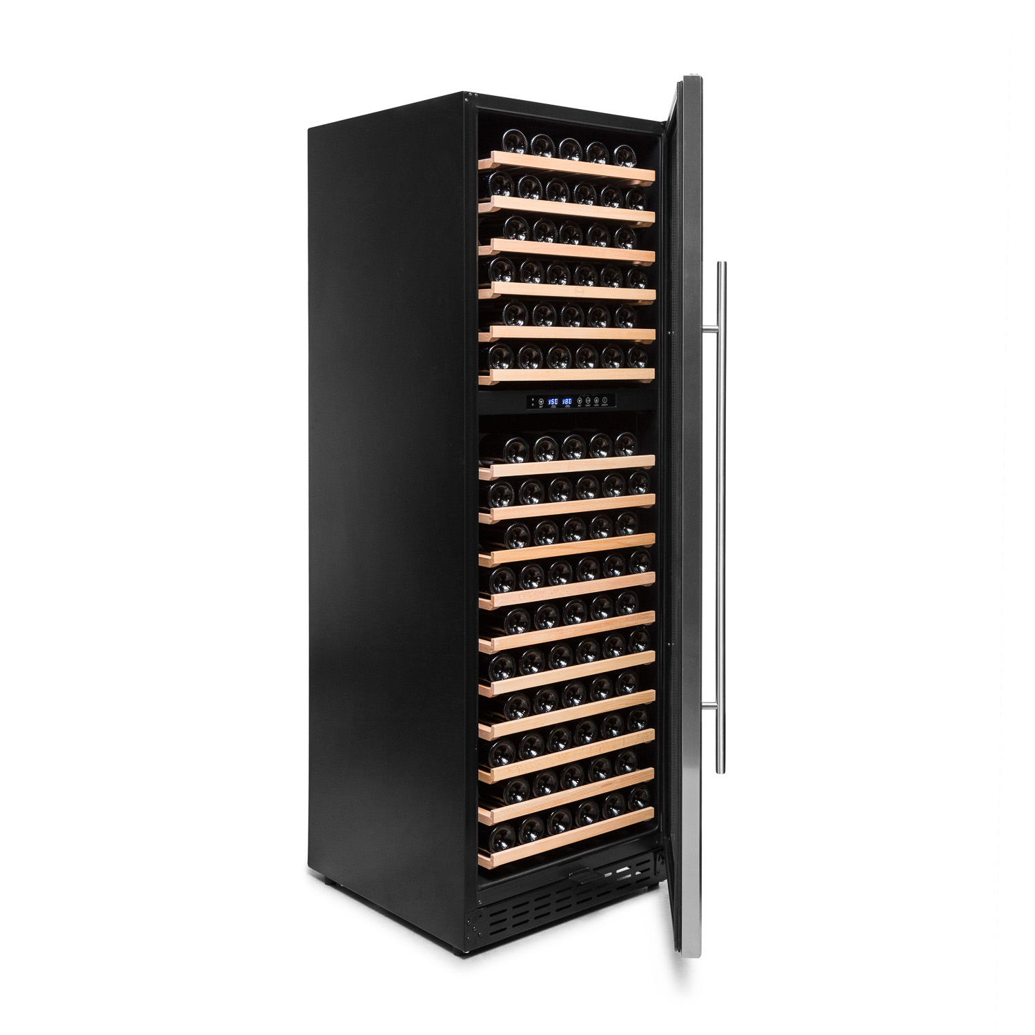 Enfriador de vino negro, puerta abierta con botellas dentro. Estantes de madera sostienen las botellas.