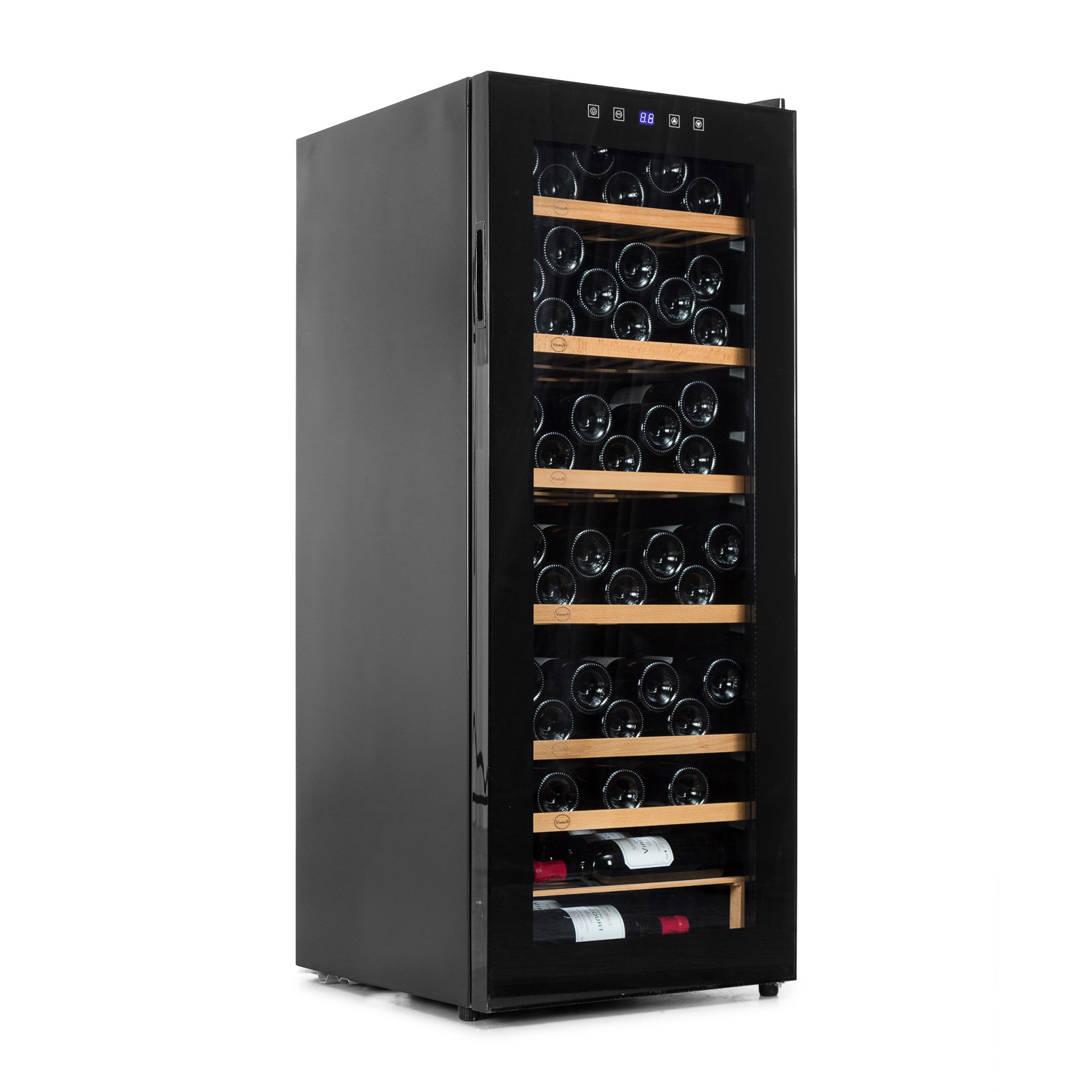 Una vinoteca negra con puerta de vidrio, llena de botellas de vino, sobre un fondo blanco.