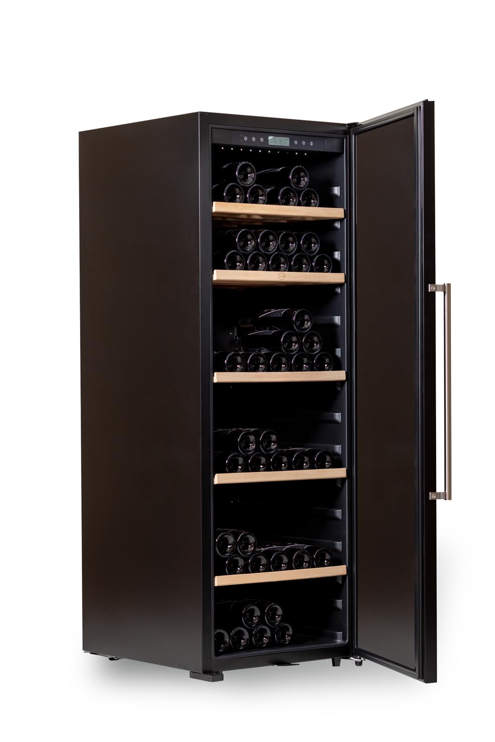 Una vinoteca negra con la puerta abierta que revela botellas de vino en estantes de madera.