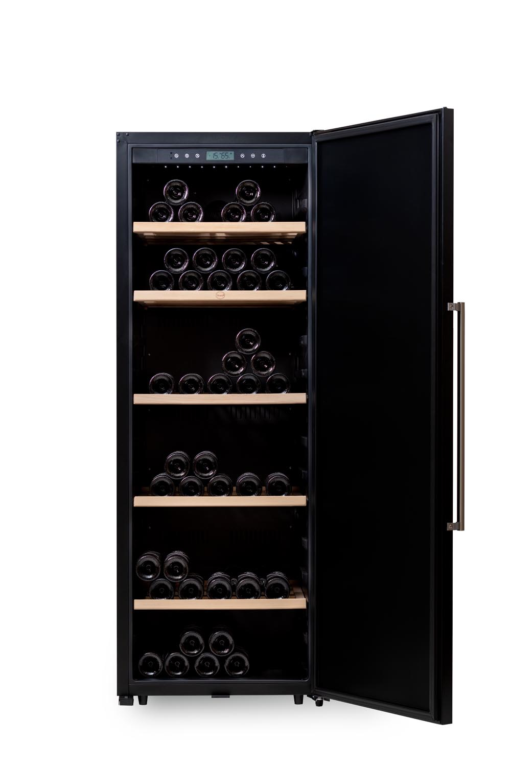 Vinoteca negra con puerta abierta. Contiene botellas de vino en estantes de madera sobre fondo blanco.