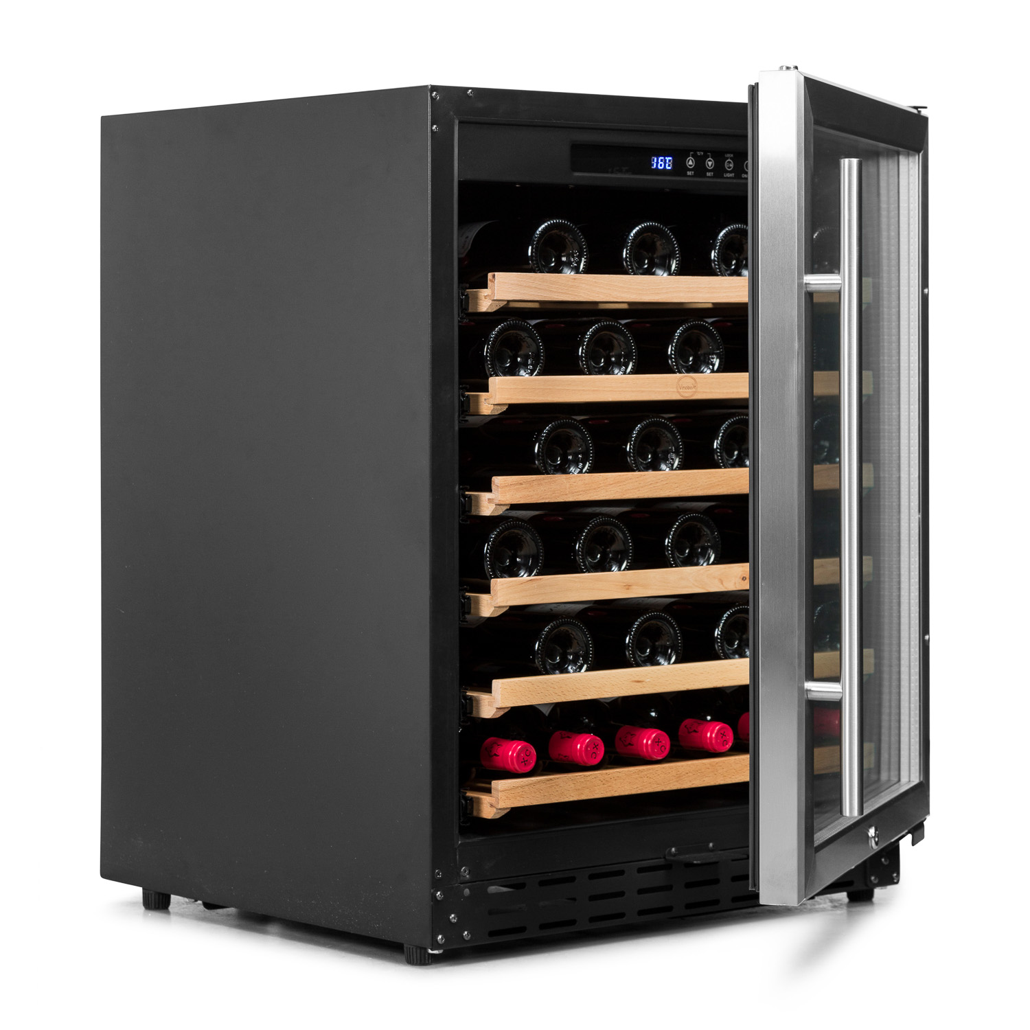 Enfriador de vino negro con botellas de vino y estantes de madera. Puerta abierta. Blanco.