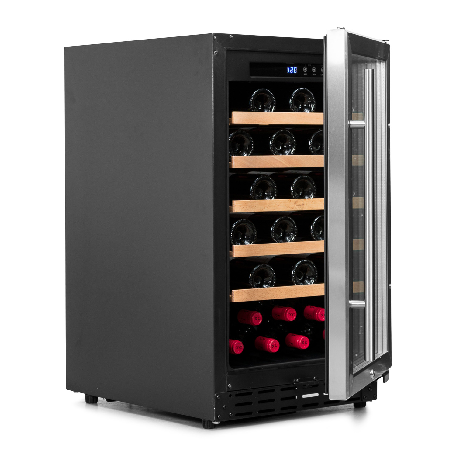 Enfriador de vino negro con puerta abierta. Botellas de vino en estantes de madera.