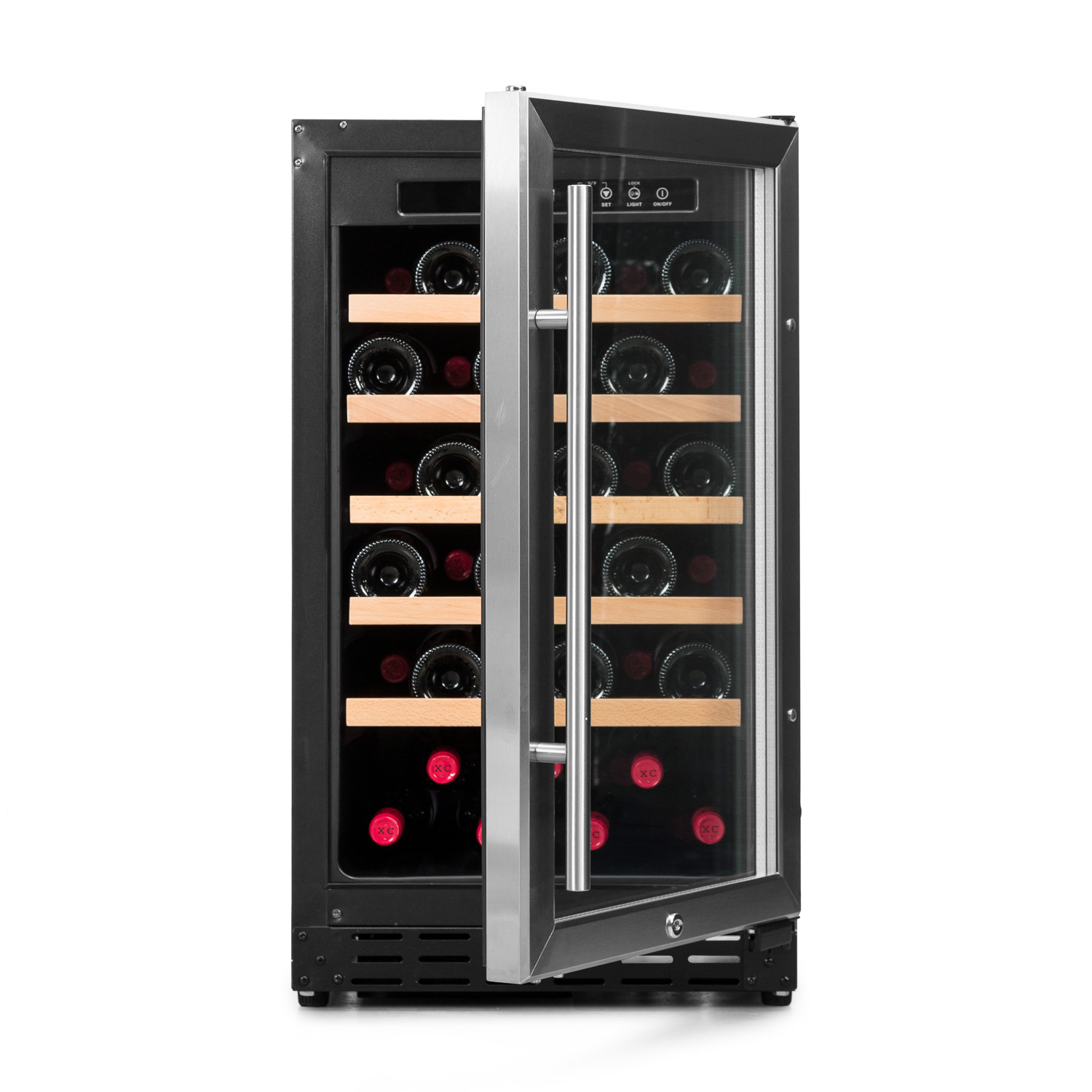 Una vinoteca negra, puerta de vidrio abierta, revelando botellas de vino en estantes de madera, fondo blanco.