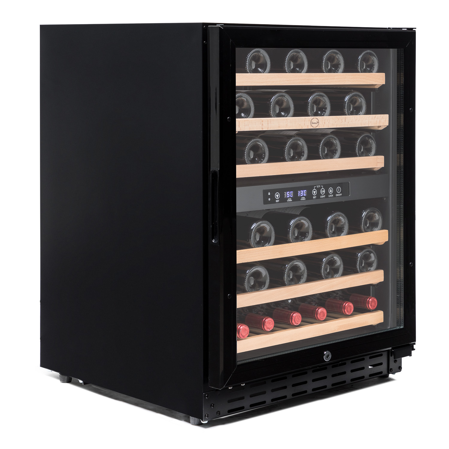 Vinoteca negra con puerta de cristal cerrada. Botellas de vino y estantes de madera adentro.