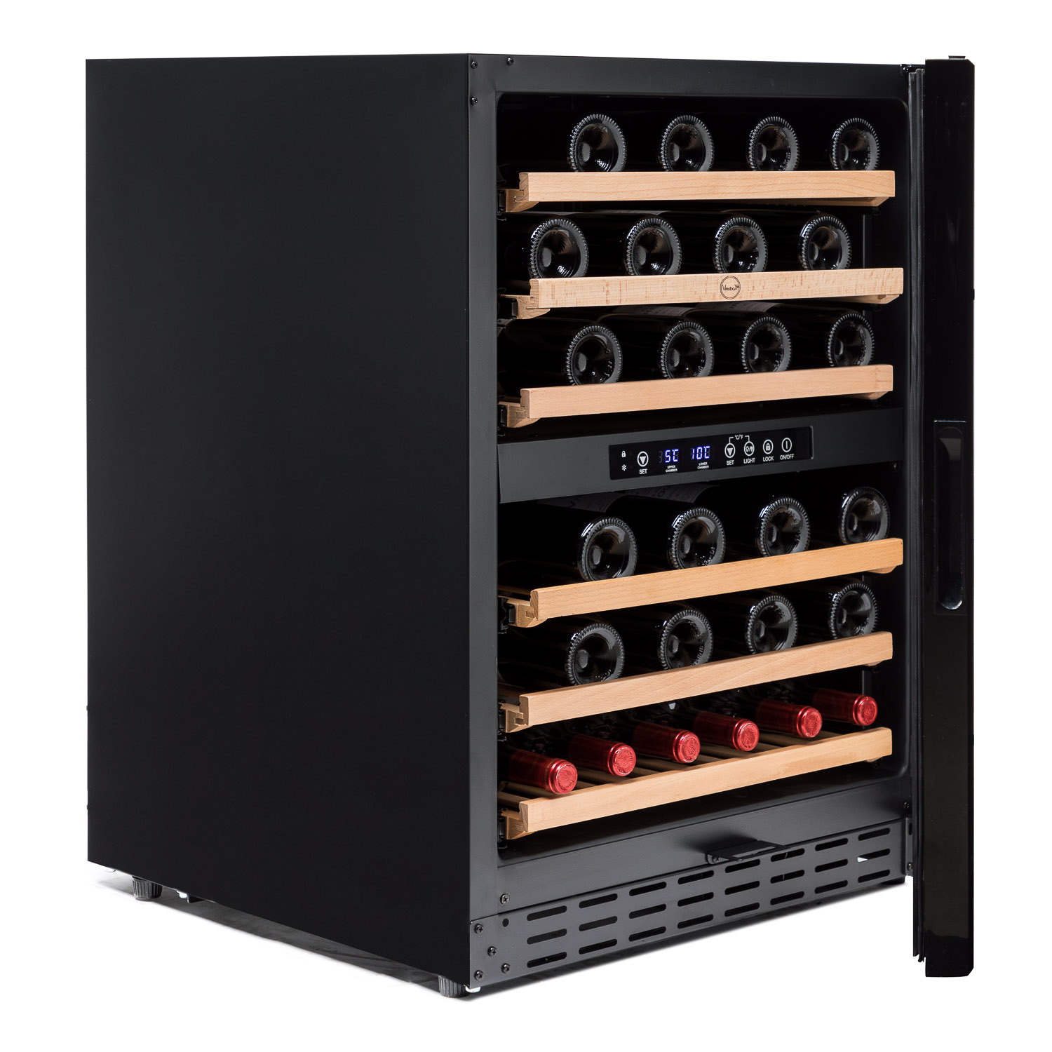 Una vinoteca negra con puerta de cristal abierta, que muestra múltiples botellas en estantes de madera.