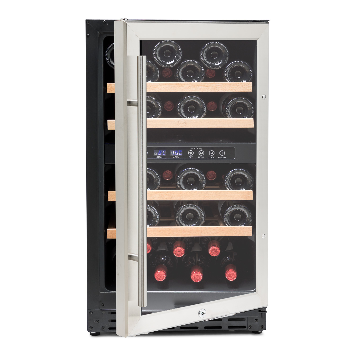 Enfriador de vino con puerta de cristal abierta. Botellas de vino visibles en estantes de madera. Exterior plateado y negro.