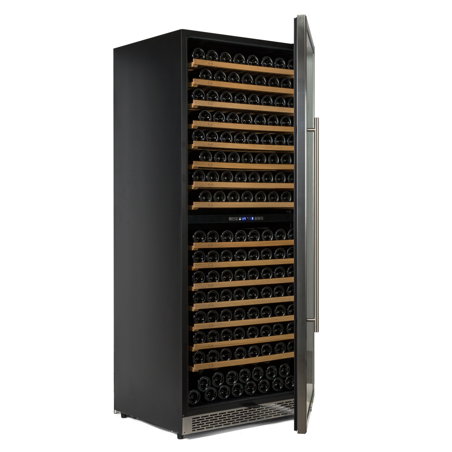 Enfriador de vino negro con puerta de vidrio abierta, lleno de botellas de vino.