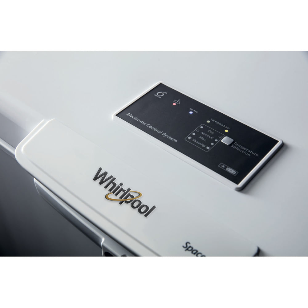 Un primo piano del pannello di controllo del frigorifero con i pulsanti e il logo Whirlpool.
