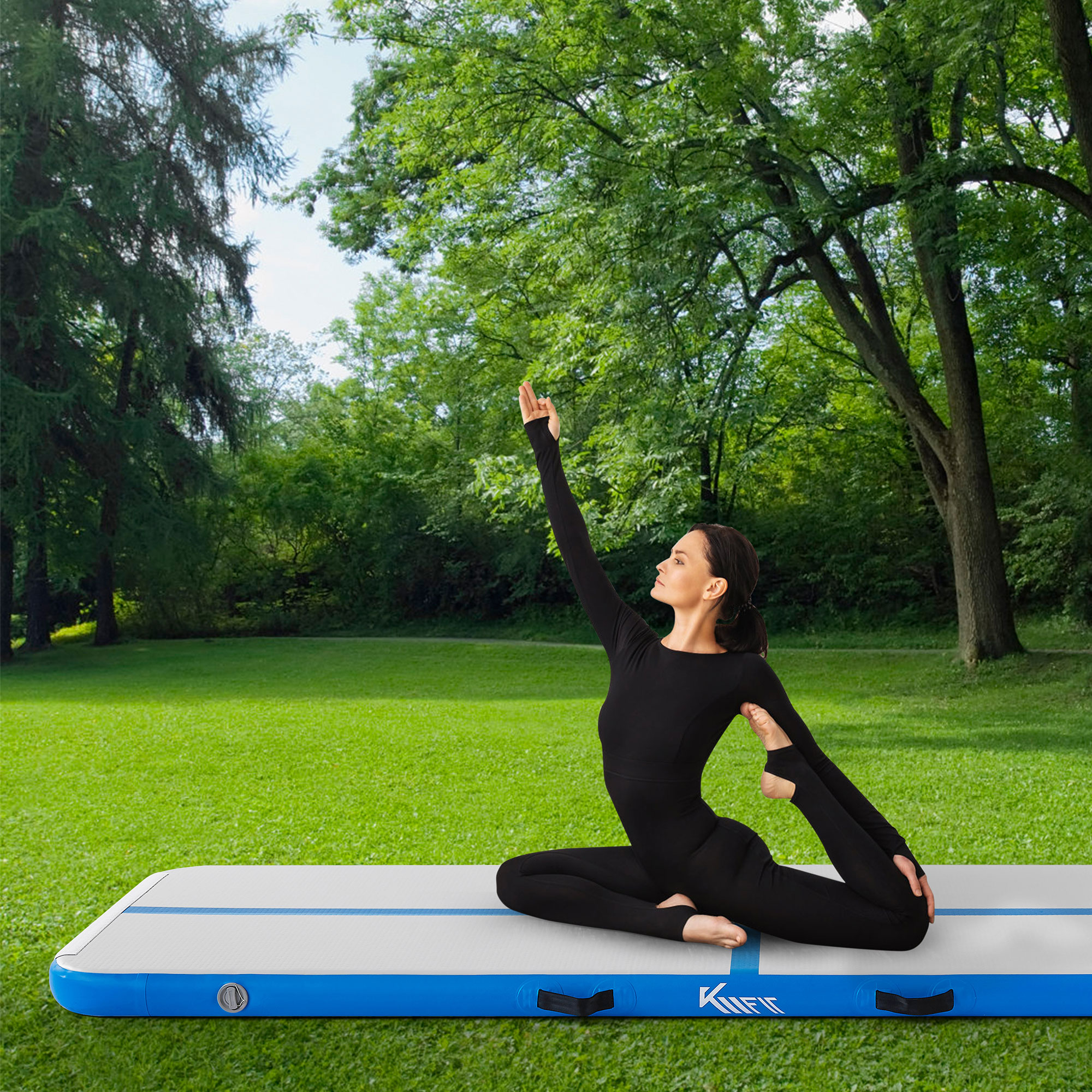 Eine Frau macht Yoga auf einer Luftbahn in einem Park. Grünes Gras und Bäume im Hintergrund.