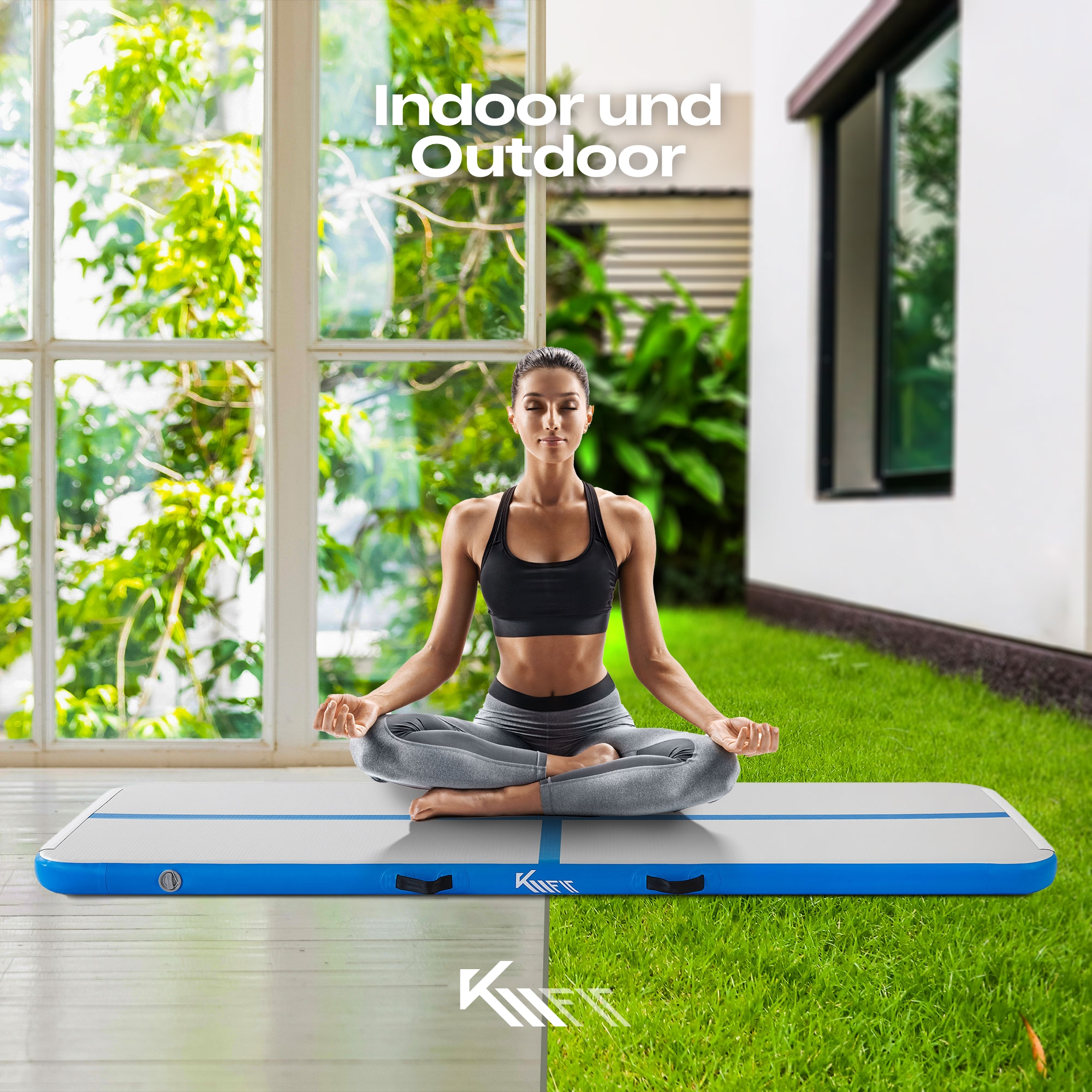 Eine Frau in Sportkleidung macht Yoga auf einer aufblasbaren Matte, drinnen und draußen, mit grünem Rasen.