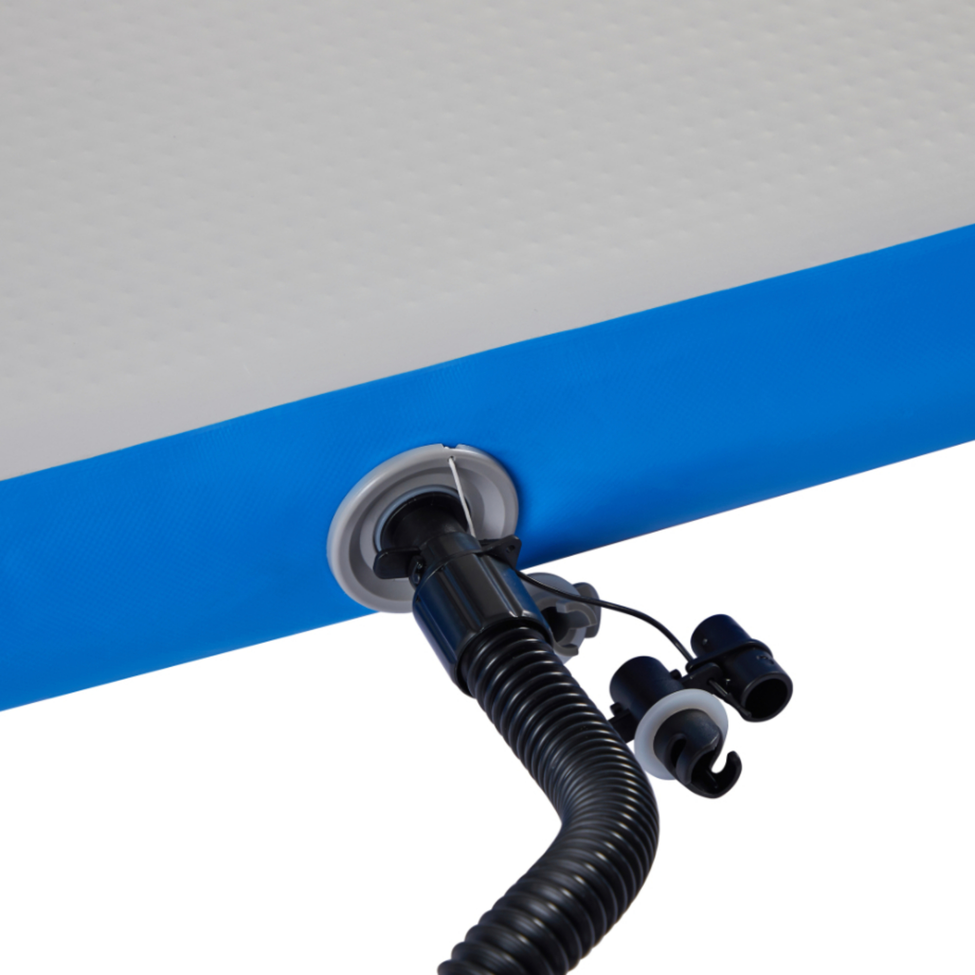Luftpumpe mit Schlauch an blau-weißer aufblasbarer Gymnastikmatte.