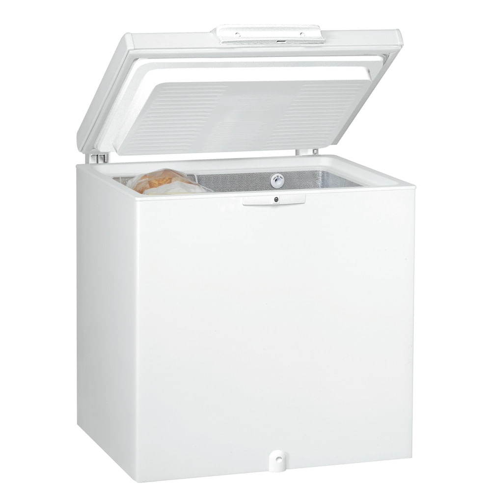 Un congelatore a pozzetto bianco con il coperchio aperto, che rivela un pacco all'interno.