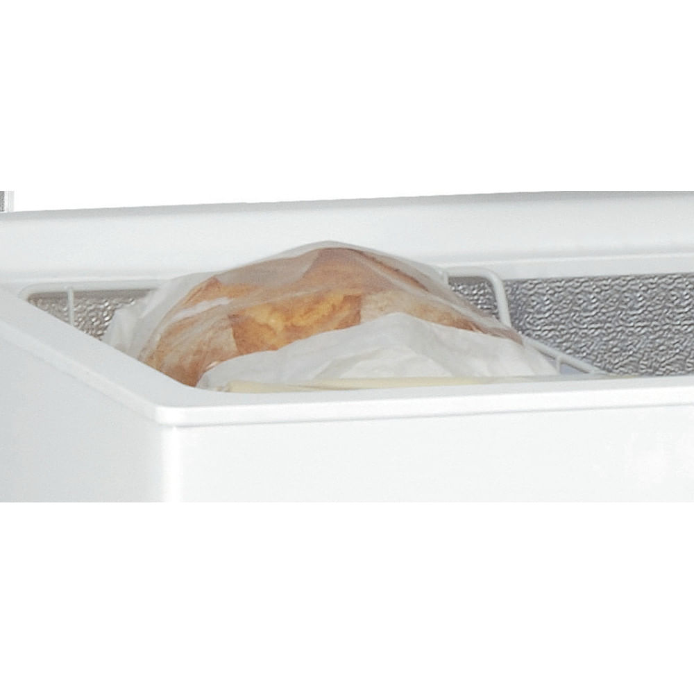 Una pagnotta di pane in un sacchetto di plastica in un congelatore del frigorifero.