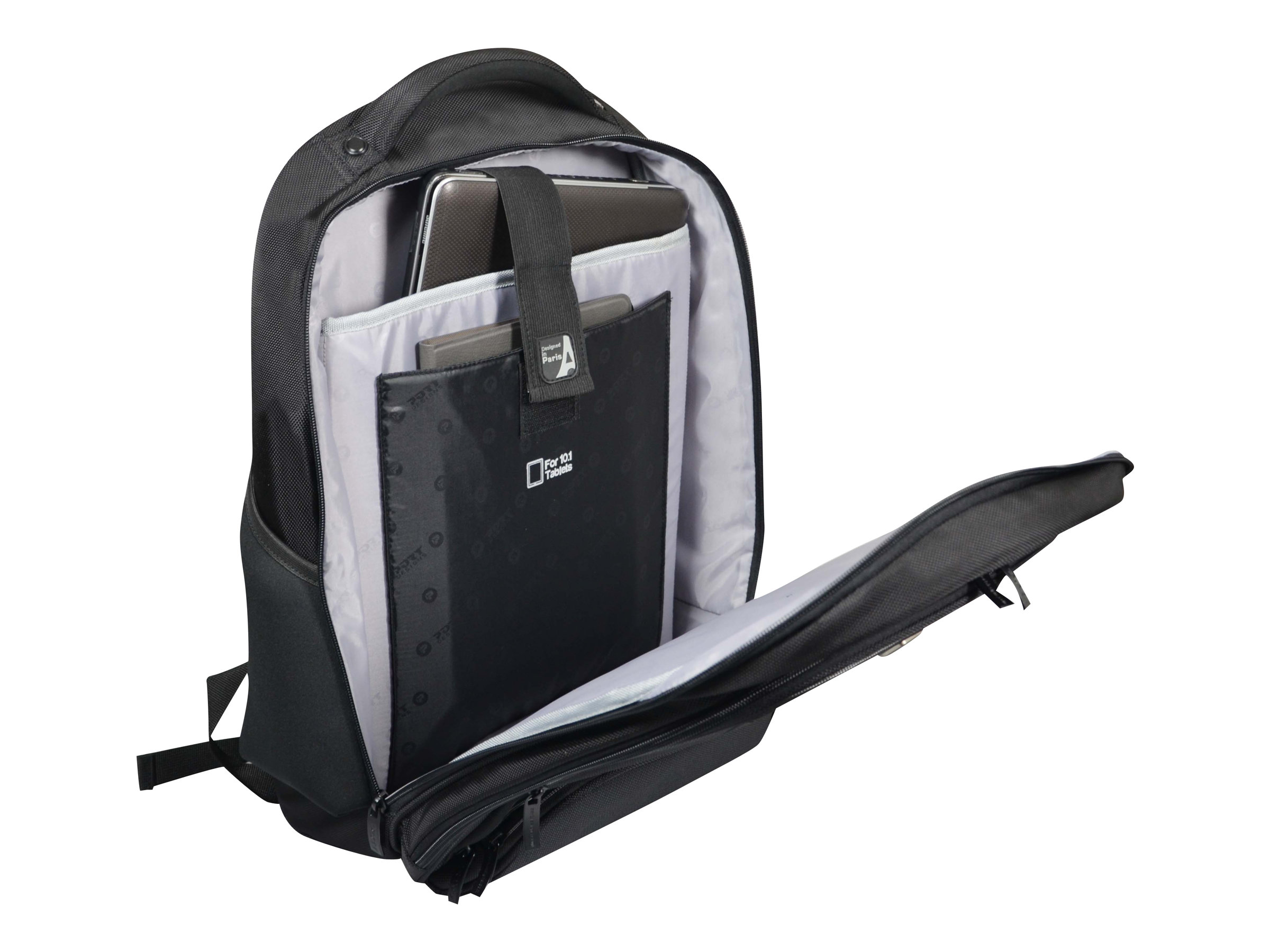 Zaino nero con più scomparti, aperto. Contiene un laptop, un tablet e documenti. Sfondo bianco.