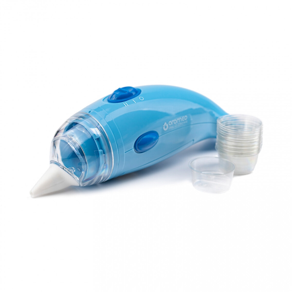 Ein blauer Nasensauger mit transparenten Spitzen und Knöpfen. Mehrere klare Becher liegen daneben.