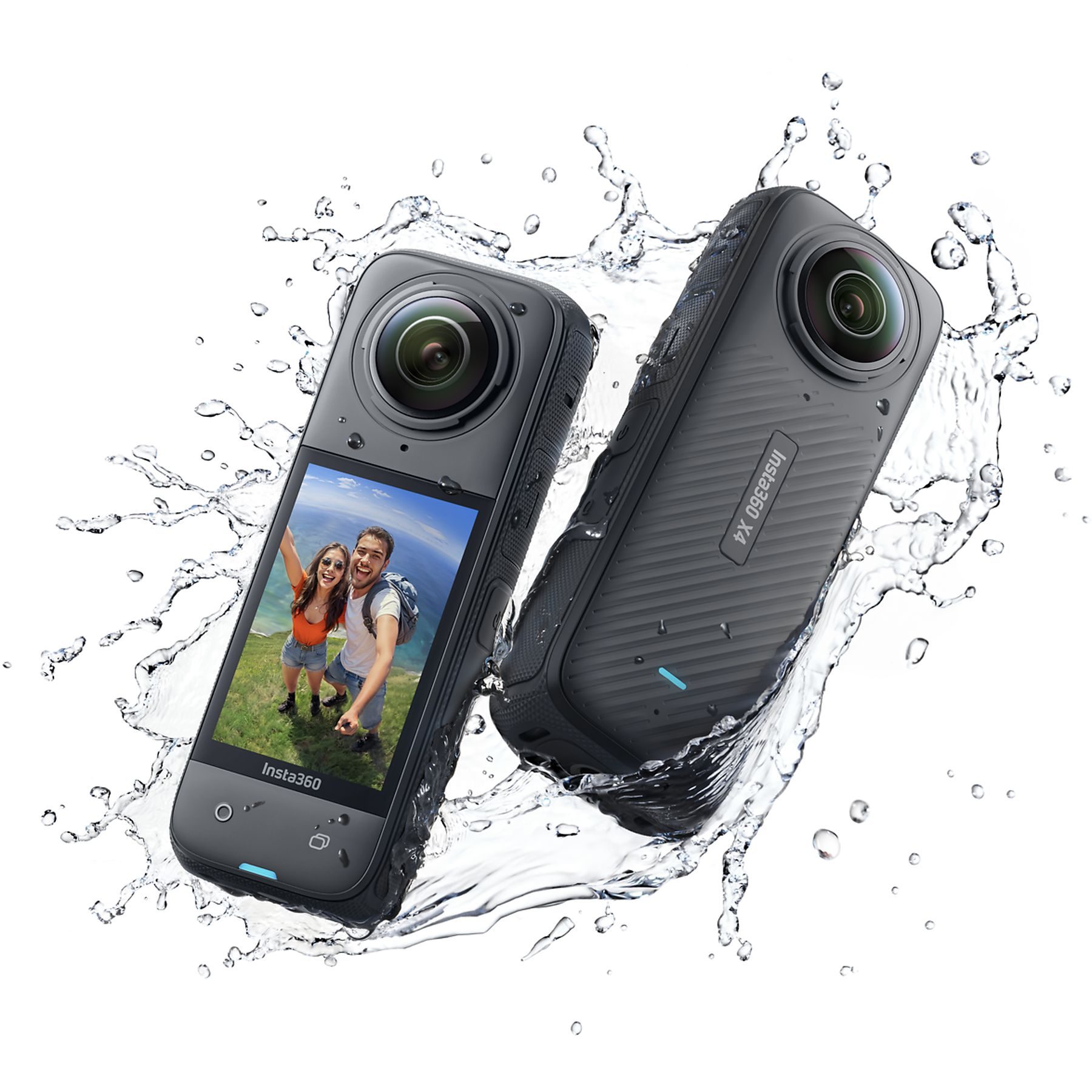 Due fotocamere Insta360 X4, con spruzzi d'acqua, che mostrano una coppia sullo schermo.