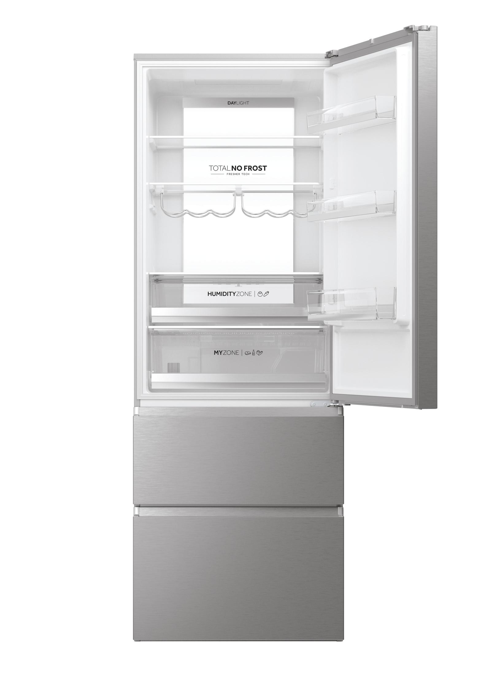 Refrigerador plateado con puerta abierta que muestra estantes, cajones y un logo.