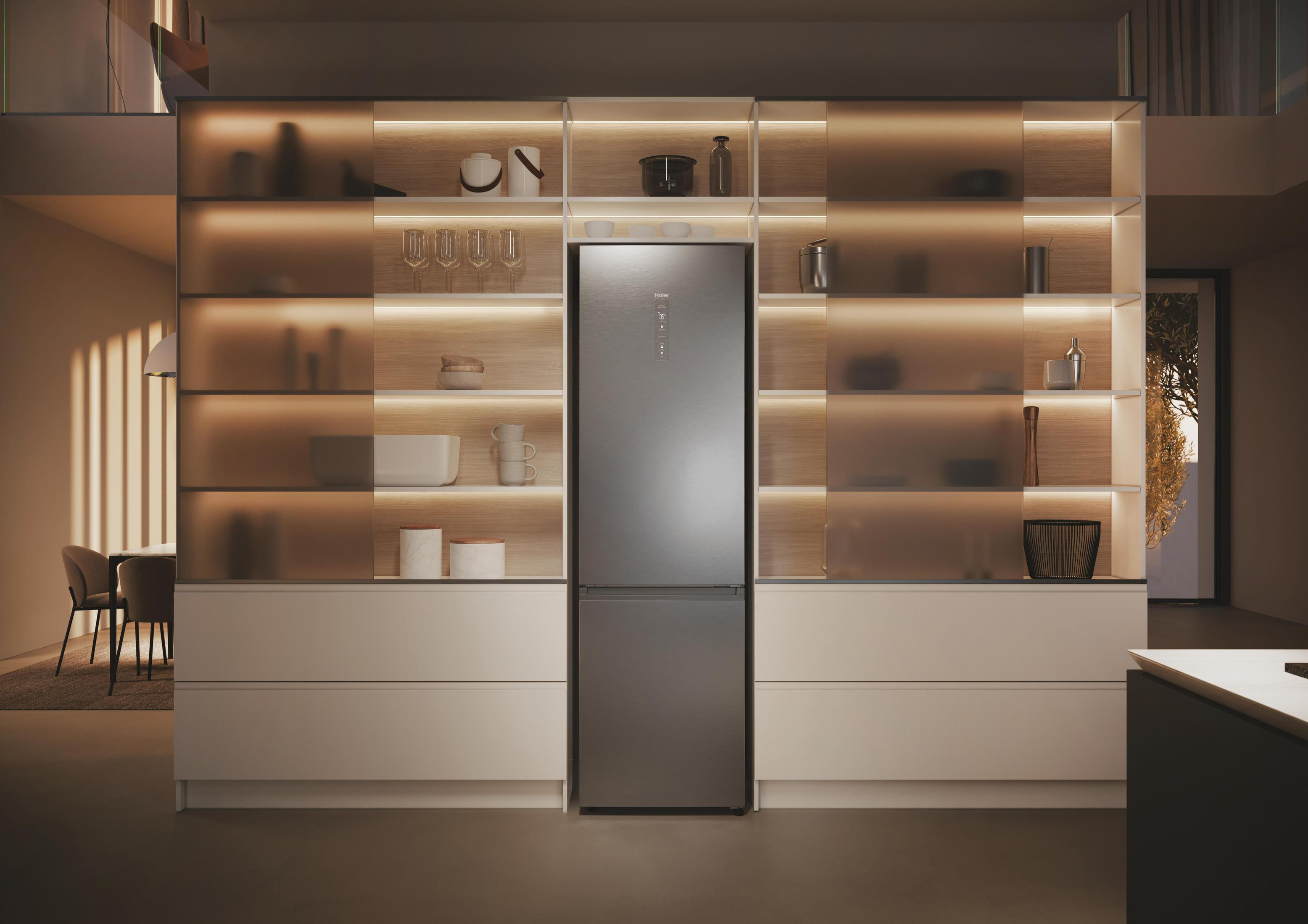 Moderne Küche mit einem dunkelgrauen Kühlschrank in weißen Schränken und Regalen, mit warmer Beleuchtung.