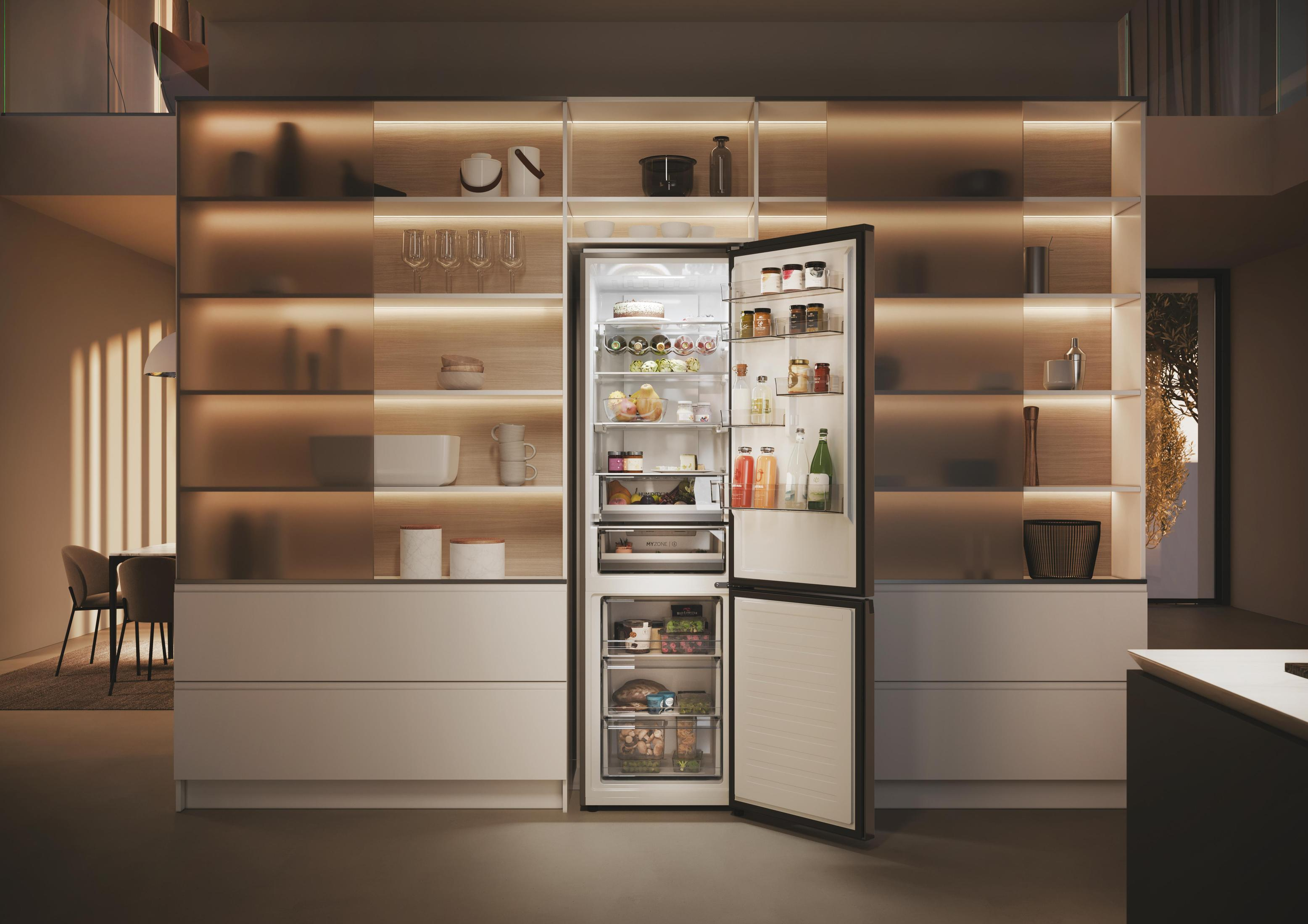 Küche mit offenem Kühlschrank, gefüllt mit Lebensmitteln.