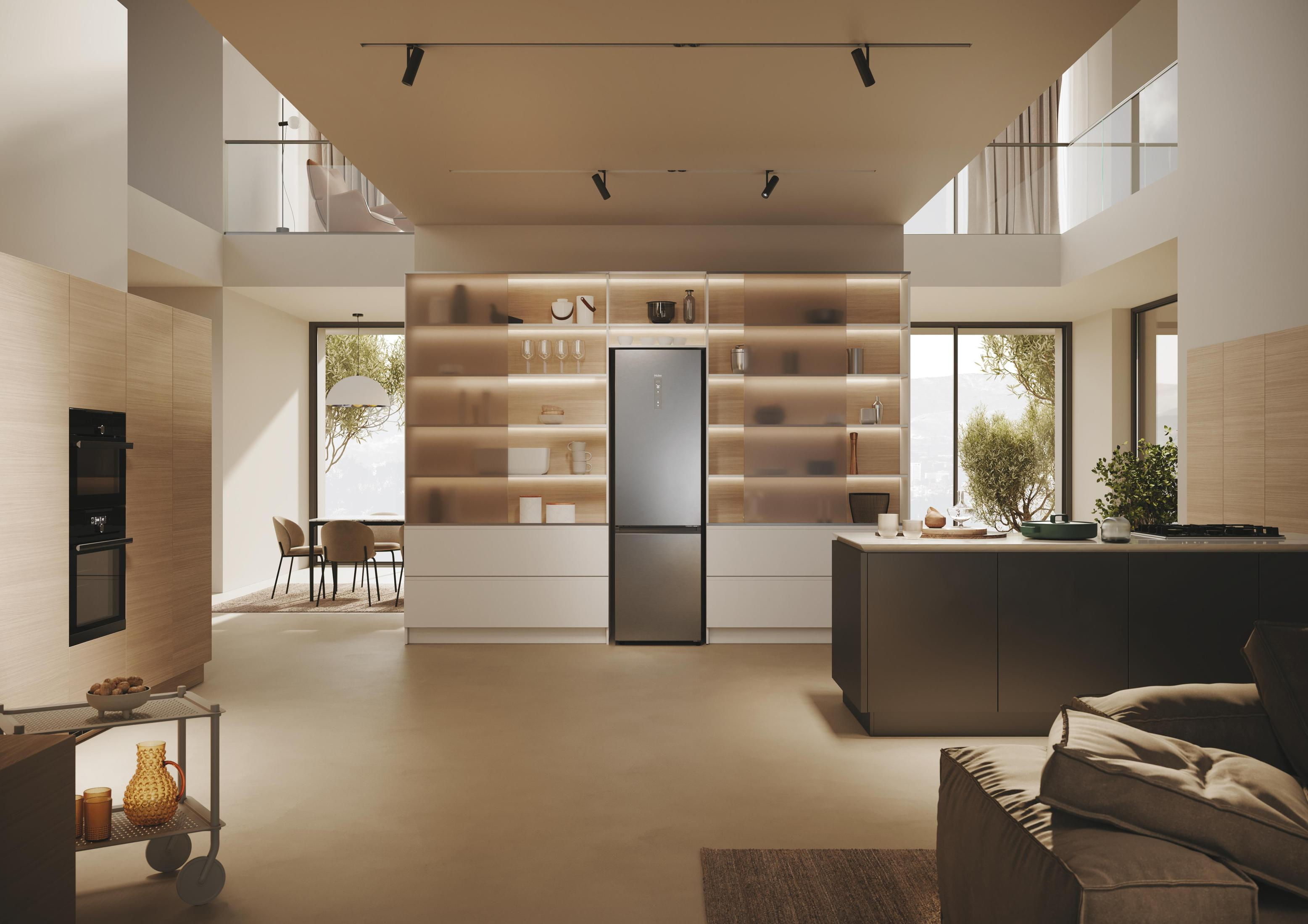 Ein modernes Kücheninterieur mit Kühlschrank und mehreren Leuchten.